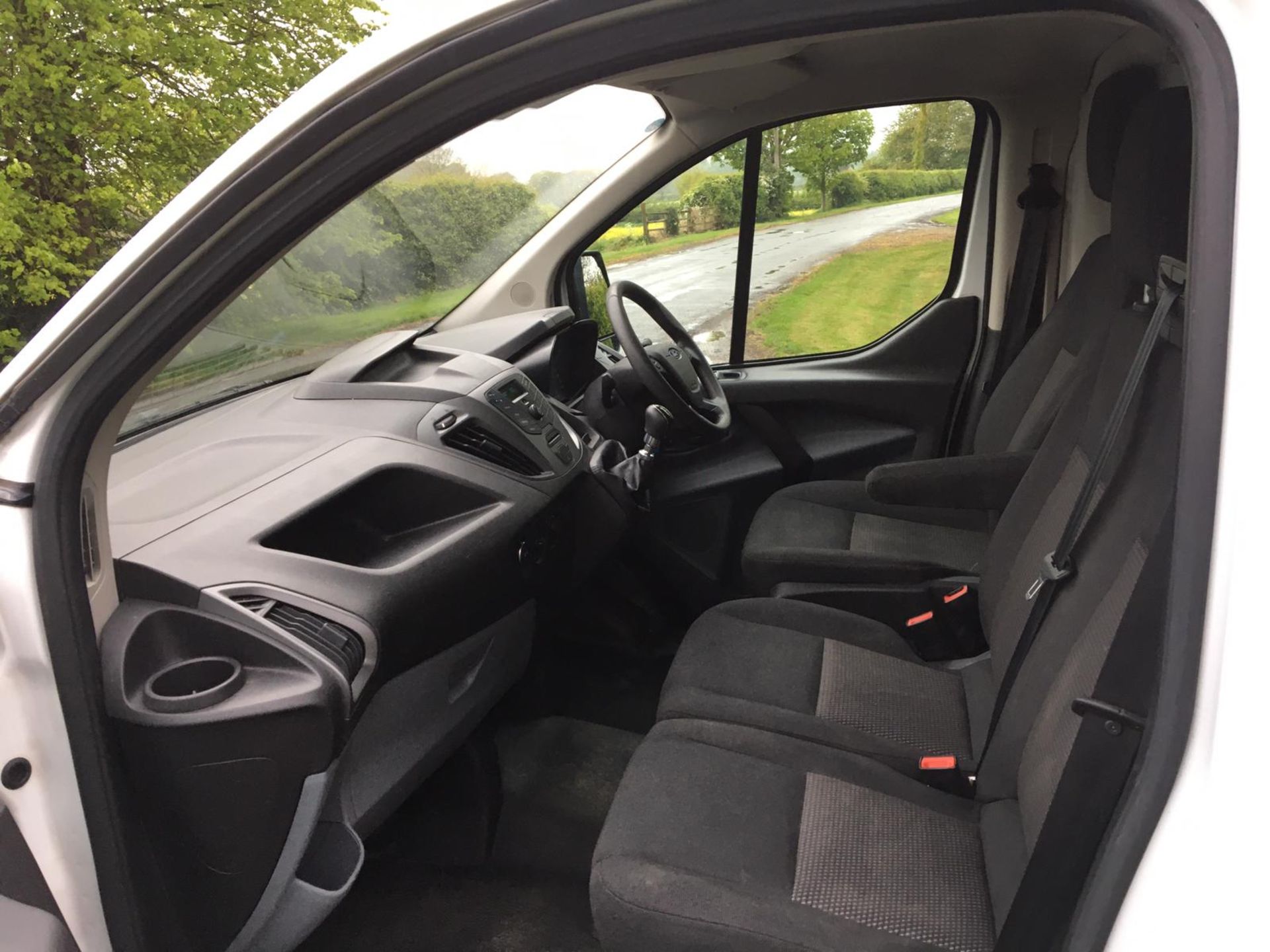 2015/15 REG FORD TRANSIT CUSTOM 290 ECO-TECH 2.2 DIESEL 100 BHP PANEL VAN, SHOWING 0 FORMER KEEPERS - Image 13 of 14