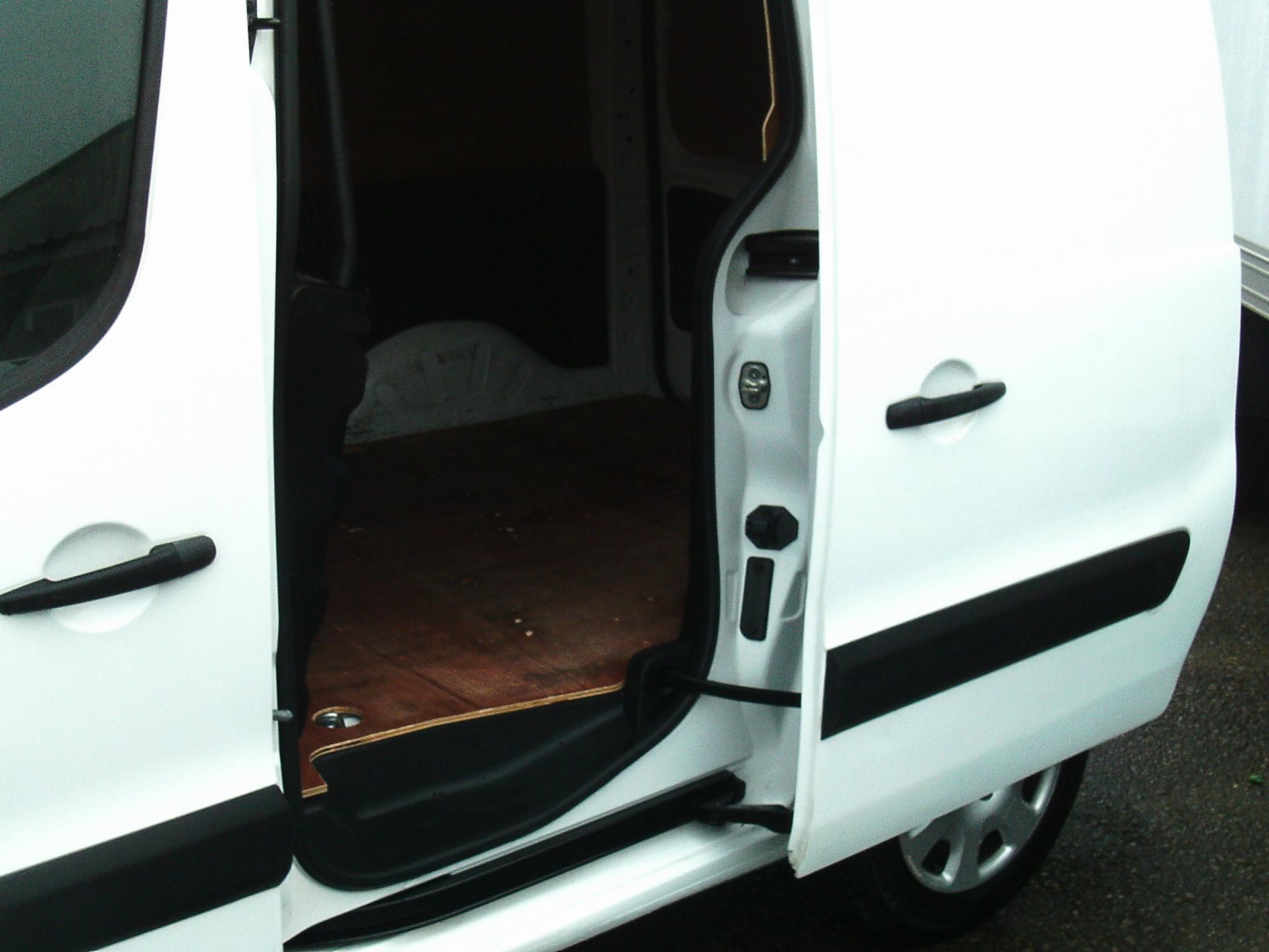 2015/65 REG PEUGEOT PARTNER 850 S L1 HDI 1.6 DIESEL WHITE PANEL VAN, SHOWING 0 FORMER KEEPERS - FSH! - Image 7 of 11