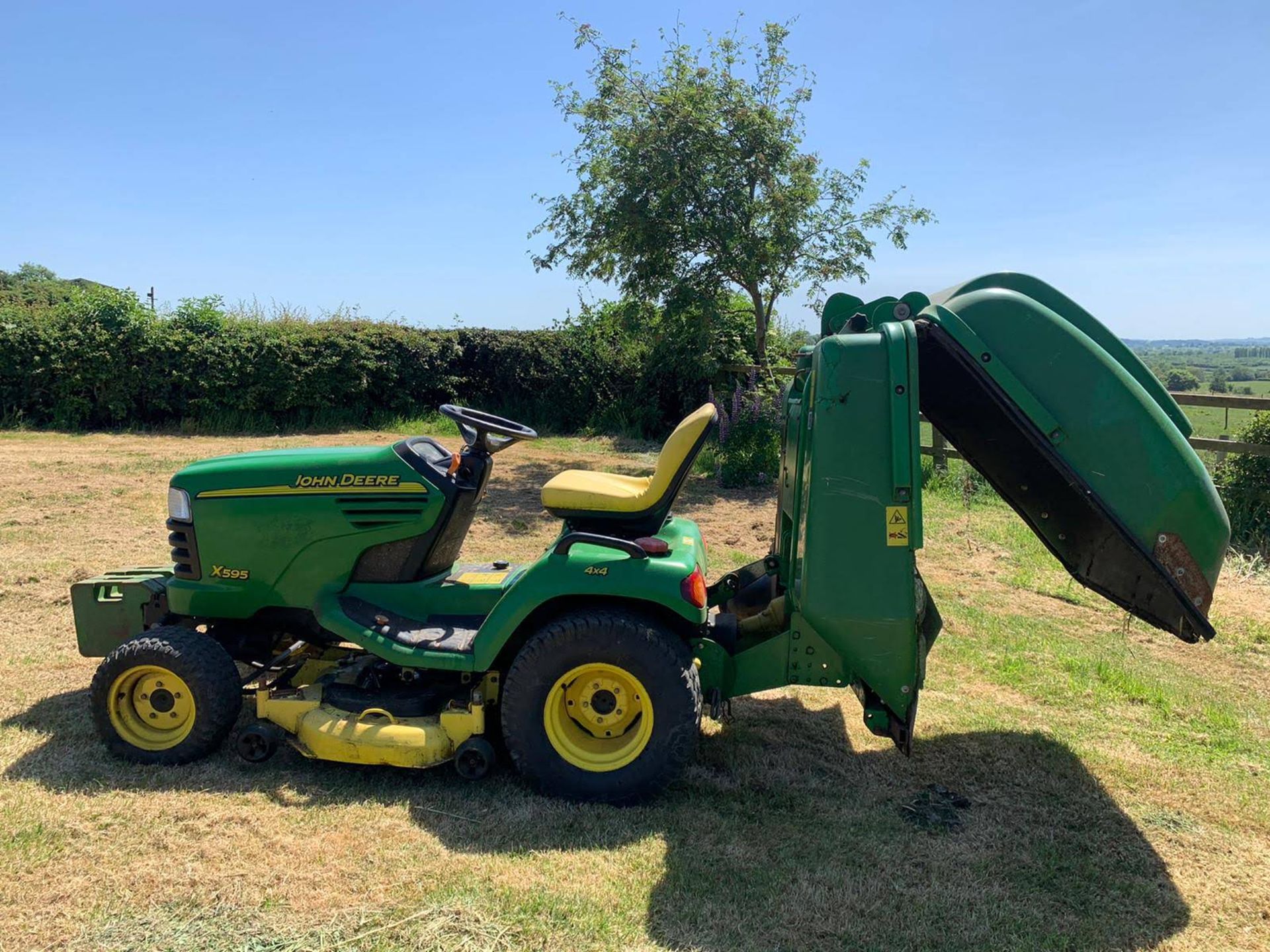 JOHN DEERE X595 RIDE ON LAWN MOWER, RUNS, DRIVES AND CUTS, SHOWING 2080 HOURS *PLUS VAT* - Image 7 of 16