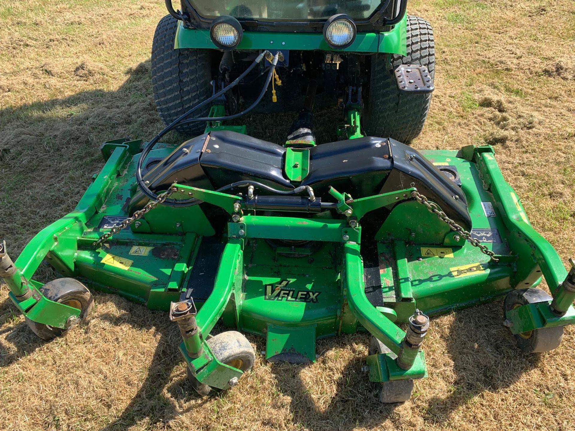 JOHN DEERE 1545 RIDE ON LAWN MOWER WITH FULL CAB, YEAR 2006, RUNS, WORKS AND CUTS *PLUS VAT* - Image 8 of 12