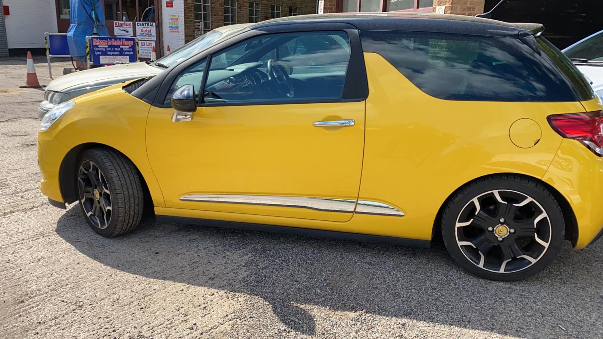 2011/61 REG CITROEN DS3 DSTYLE + E-HDI 1.6 DIESEL 3 DOOR HATCHBACK YELLOW, SHOWING 1 FORMER KEEPER - Image 3 of 6