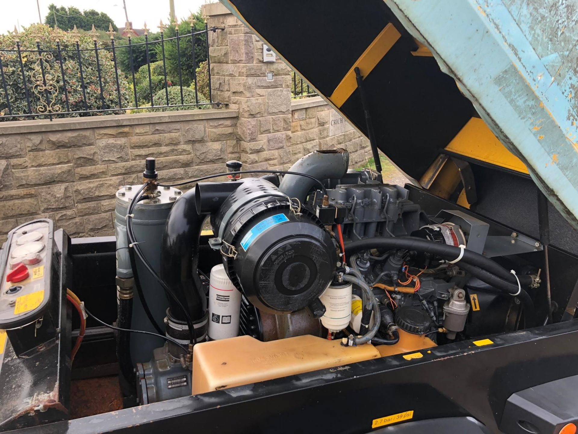 2005 ATLAS COPCO XAS 47 SINGLE AXLE AIR COMPRESSOR, RUNS, WORKS, MAKES AIR, 3 CYLINDER DEUTZ ENGINE - Image 5 of 7