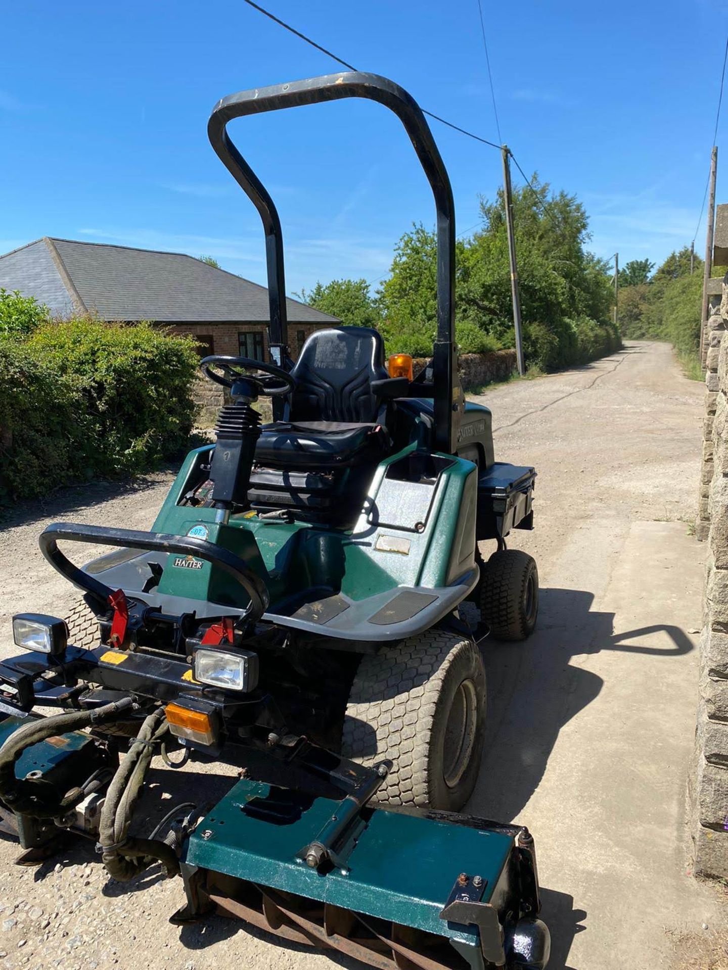 2009 HAYTER 324 PROFESSIONAL RIDE ON LAWN MOWER, 4 WHEEL DRIVE, RUNS, WORKS, CUTS *PLUS VAT* - Image 3 of 6