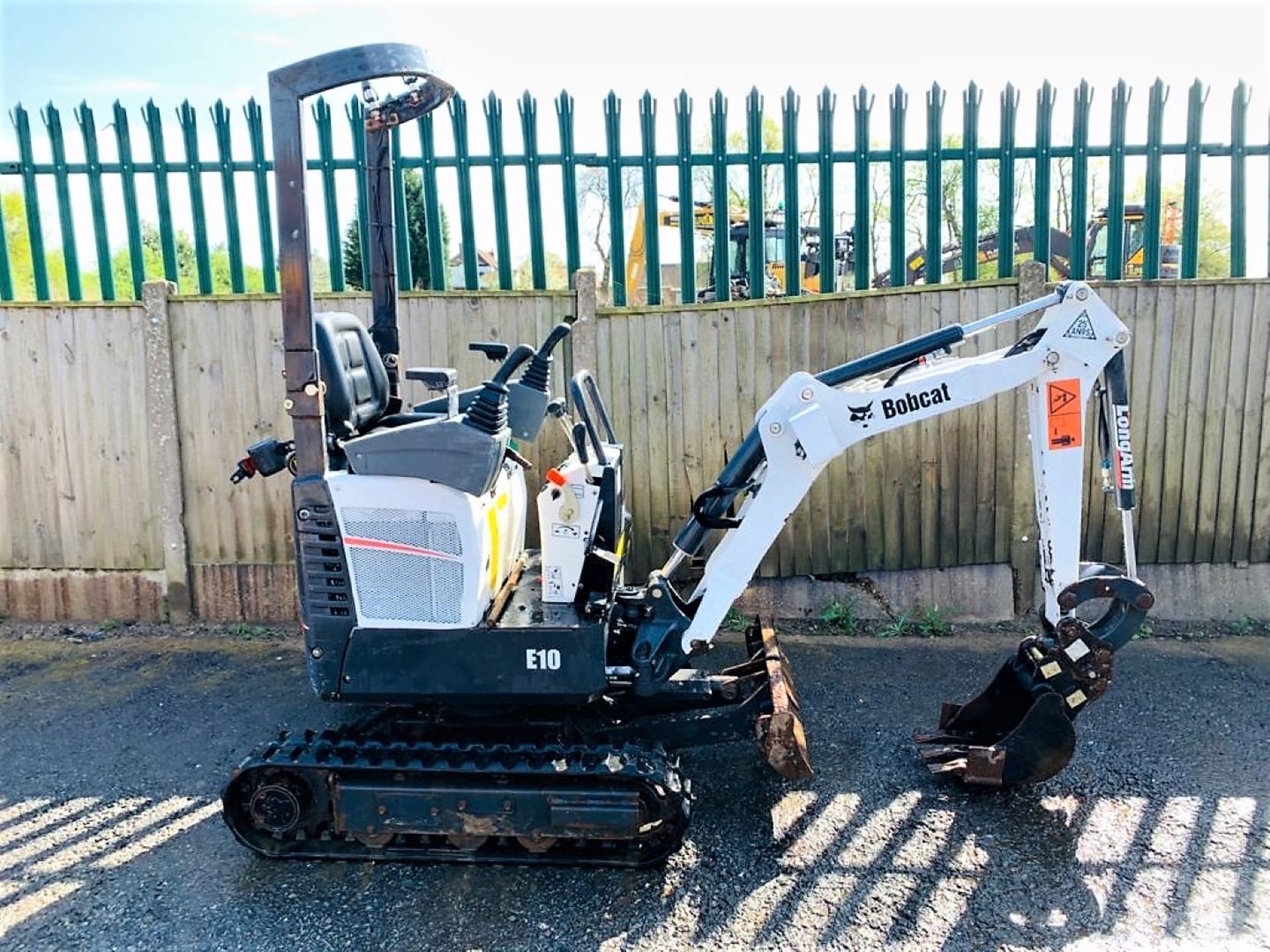 BOBCAT E10 TRACKED CRAWLER DIGGER / EXCAVATOR, YEAR 2017, 735 HOURS, 3 X BUCKETS *PLUS VAT*