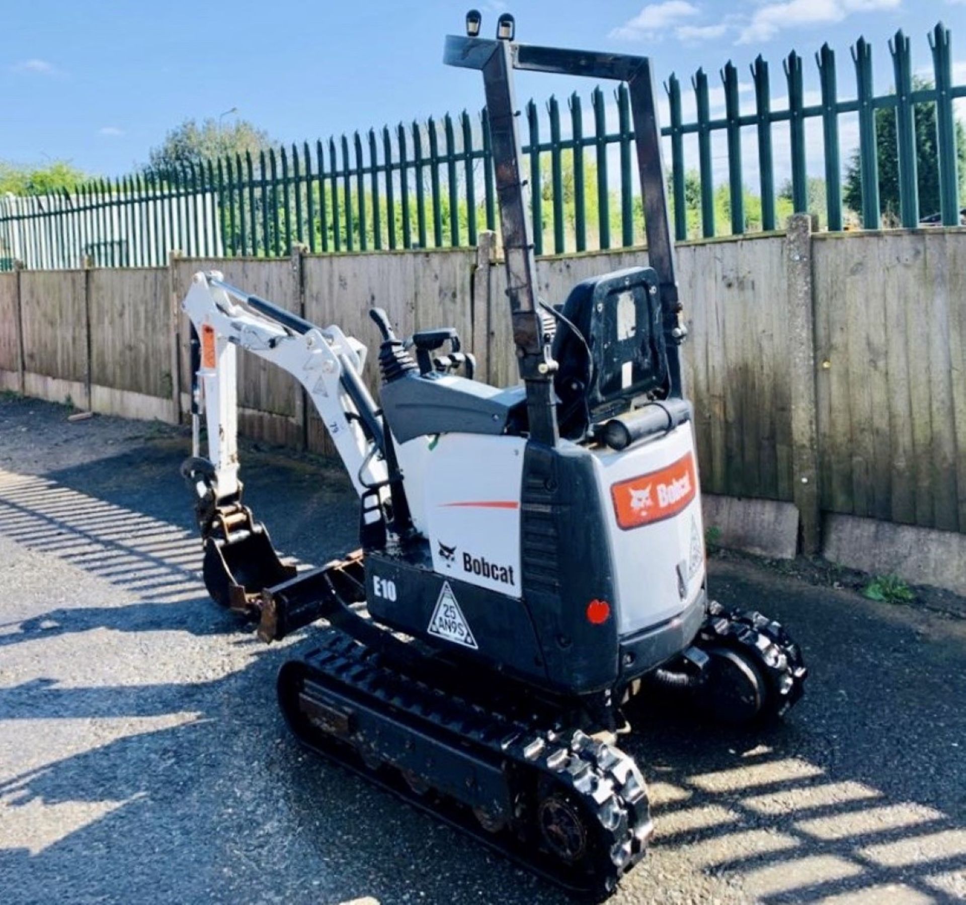 BOBCAT E10 TRACKED CRAWLER DIGGER / EXCAVATOR, YEAR 2017, 735 HOURS, 3 X BUCKETS *PLUS VAT* - Image 4 of 13