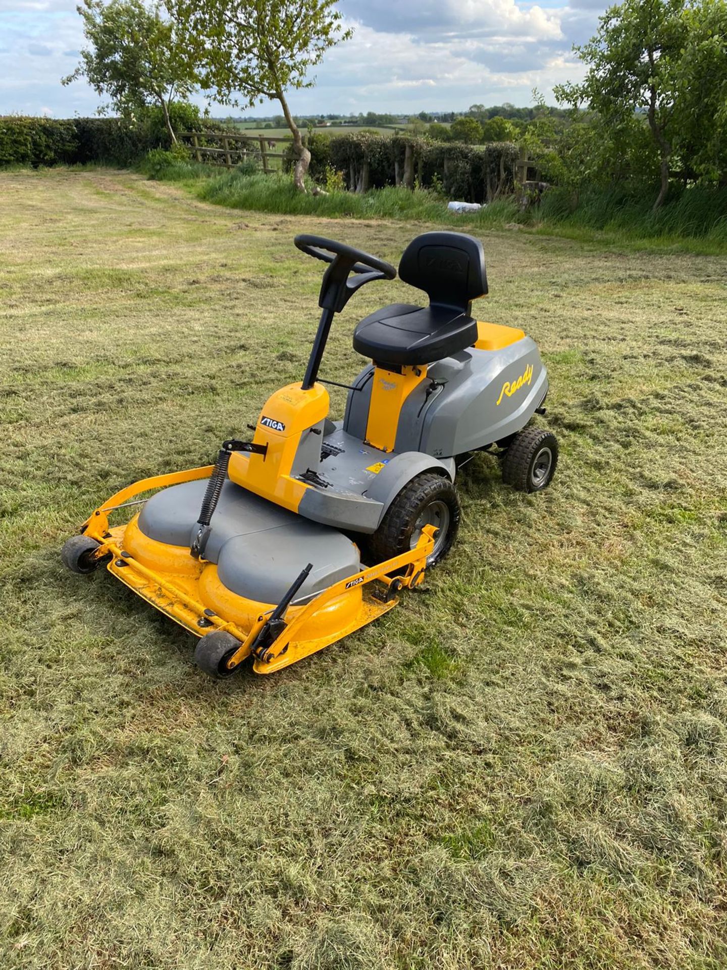 STIGA READY OUT FRONT RIDE ON LAWN MOWER, RUNS, WORKS AND CUTS *NO VAT* - Image 2 of 5