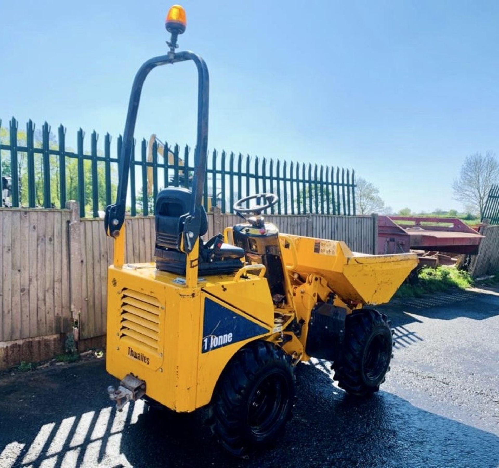 THWAITES MACH 201 1 TONNE HIGH TIP DUMPER, YEAR 2013, 1405 HOURS, HYDROSTATIC DRIVE, GOOD TYRES - Image 4 of 12