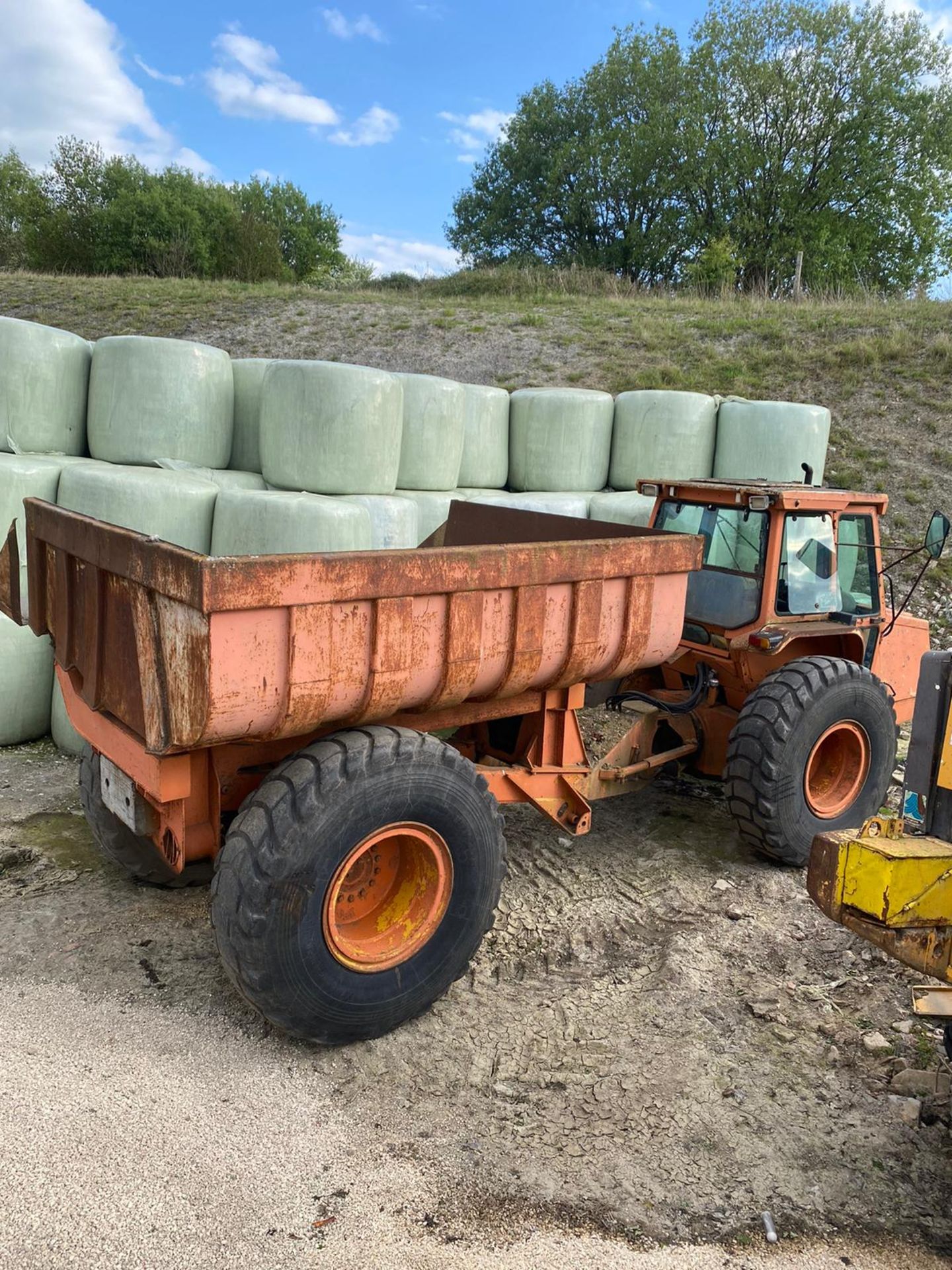 FORD TRACTOR DUMPER, RUNS, DRIVES AND TIPS *PLUS VAT* - Image 3 of 4