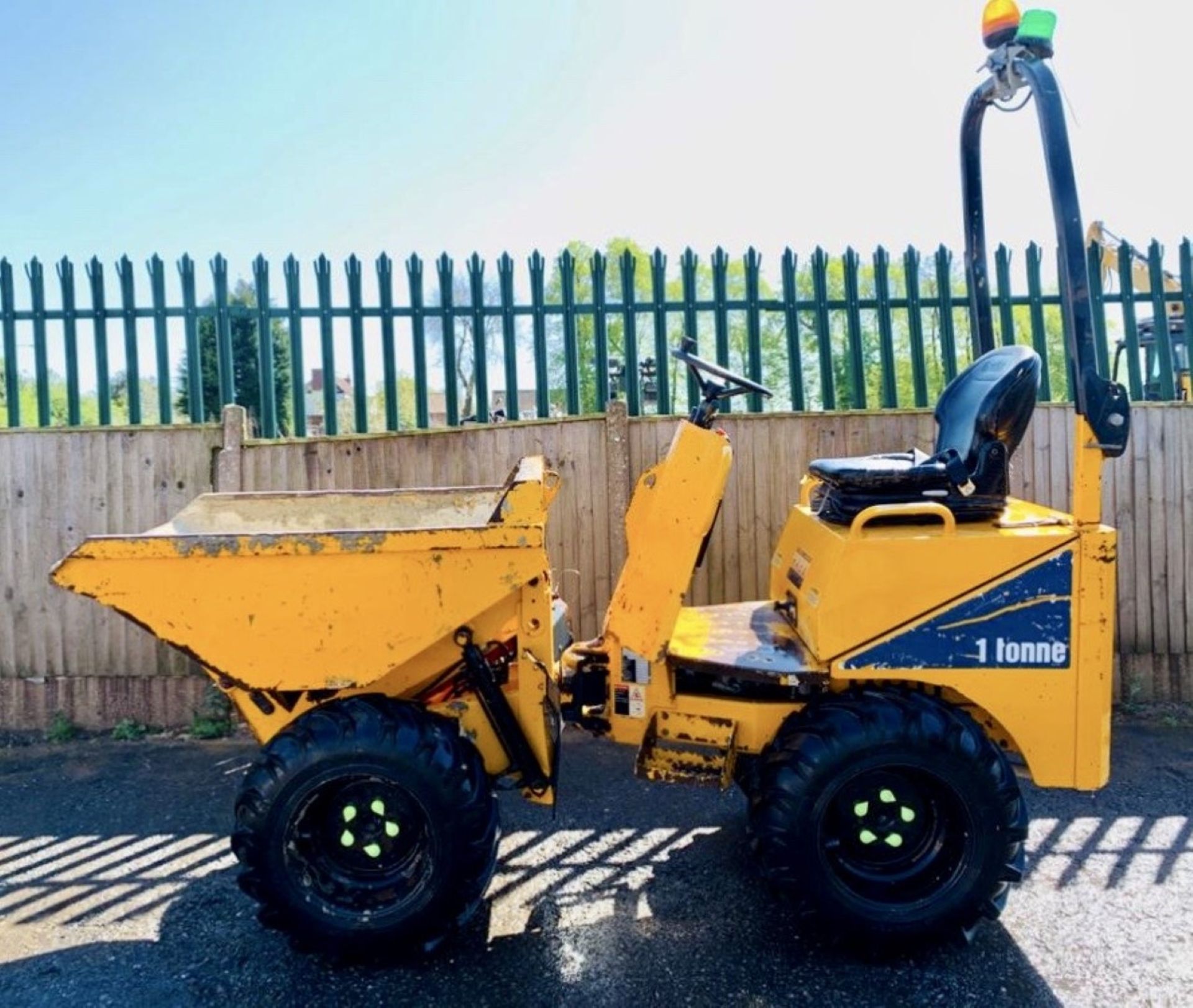 THWAITES 1 TONNE MACH 201 HIGH TIP DUMPER, YEAR 2013, HYDROSTATIC DRIVE, FOLDING ROPS, GOOD TYRES