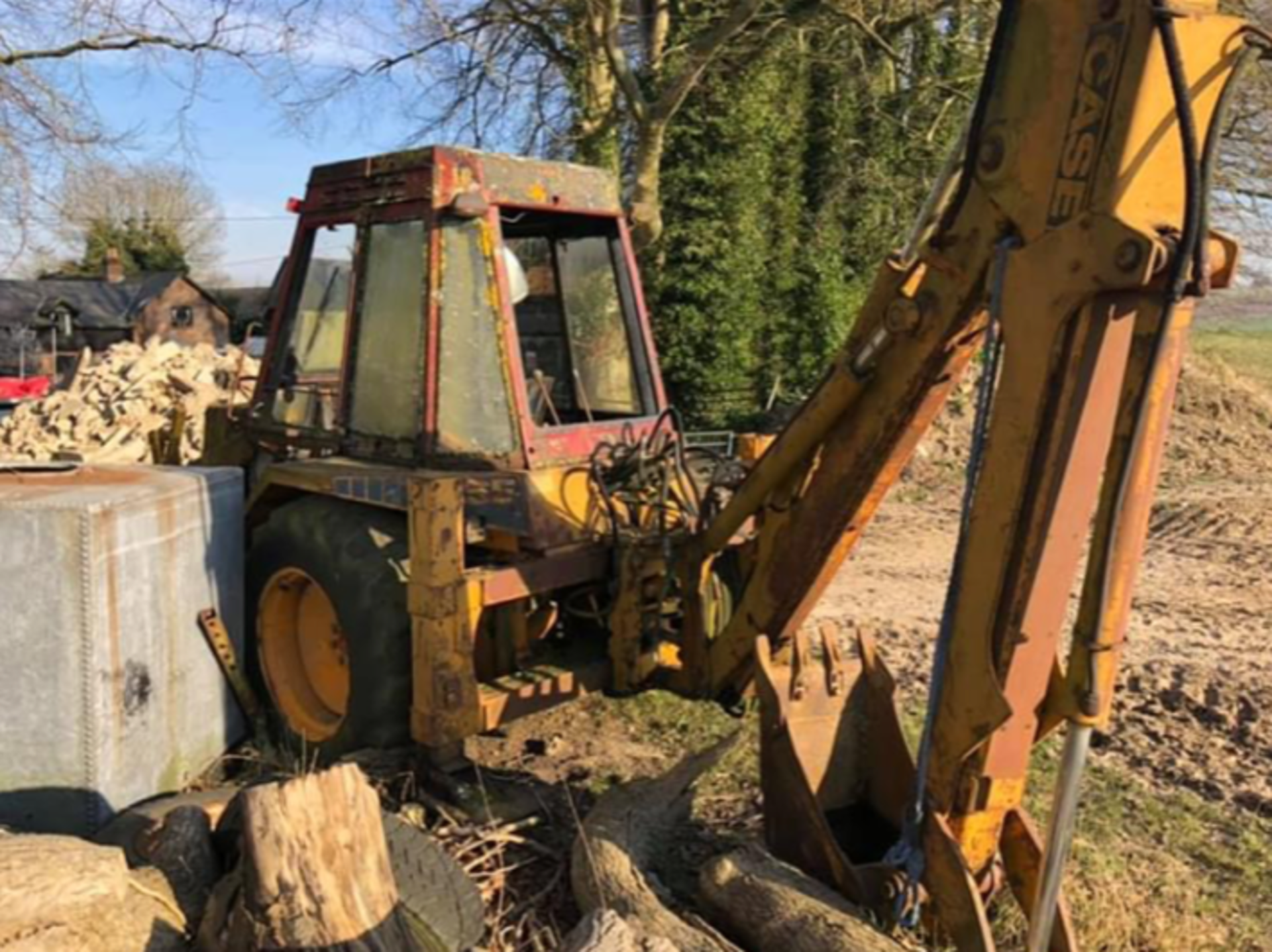 CASE 580F 4X4 BACKHOE LOADER, EXTENDABLE REAR ARM, NEEDS TIDYING UP & FRONT BUCKET *PLUS VAT* - Image 2 of 3