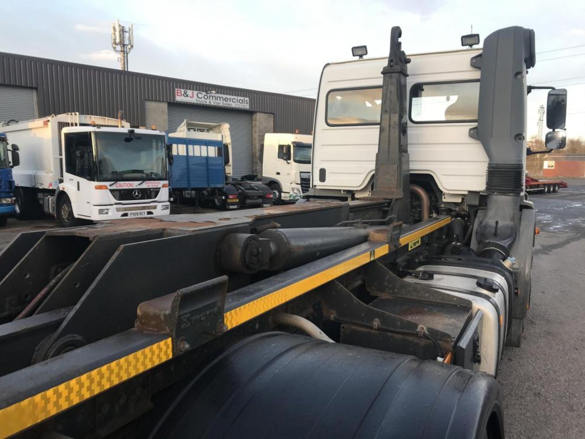 2012/61 REG MERCEDES AXOR 2533L DAY 6X2 HOOK SKIP LOADER WHITE, SHOWING 0 FORMER KEEPERS *PLUS VAT* - Image 10 of 16