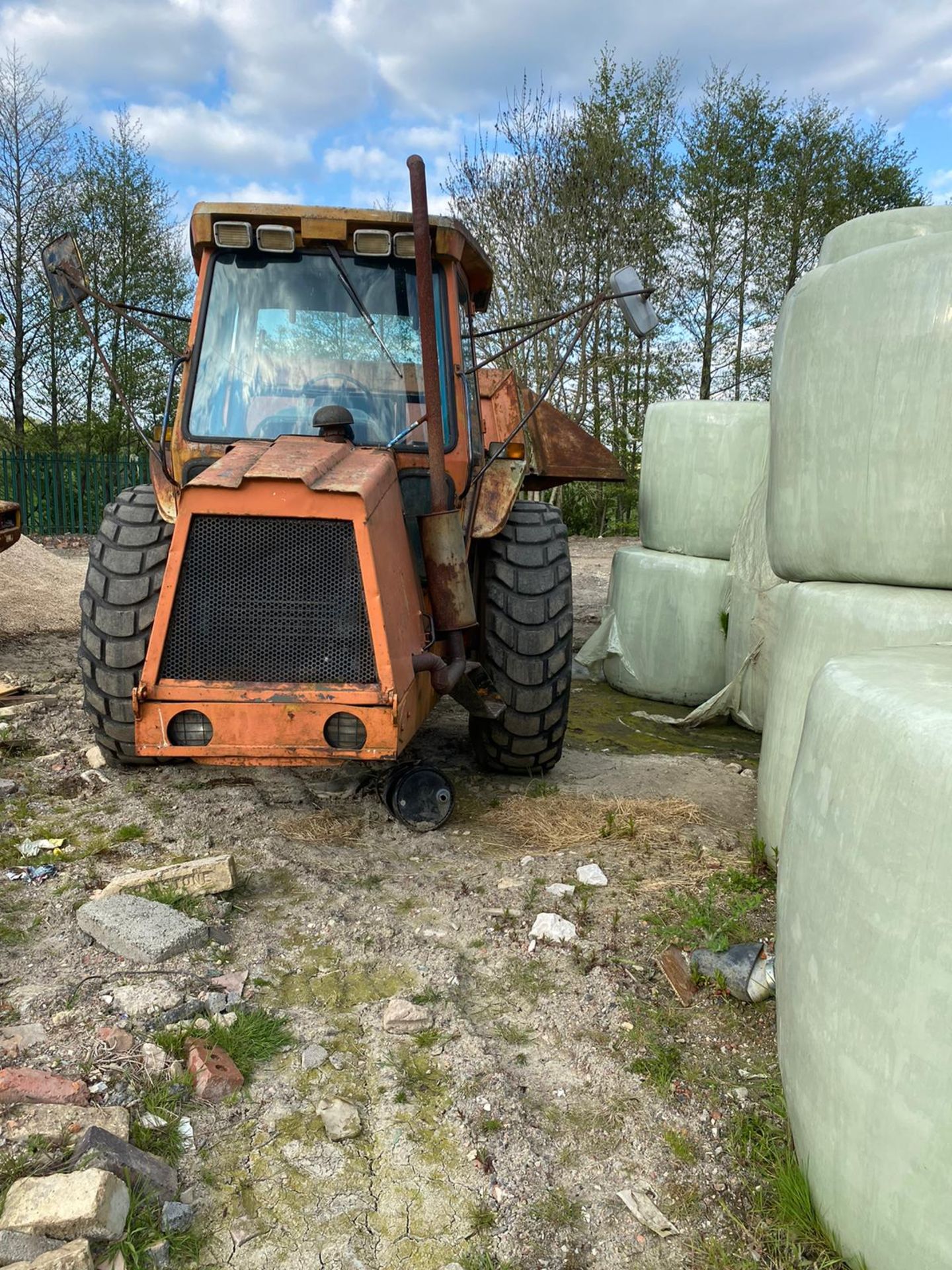 FORD TRACTOR DUMPER, RUNS, DRIVES AND TIPS *PLUS VAT* - Image 2 of 4