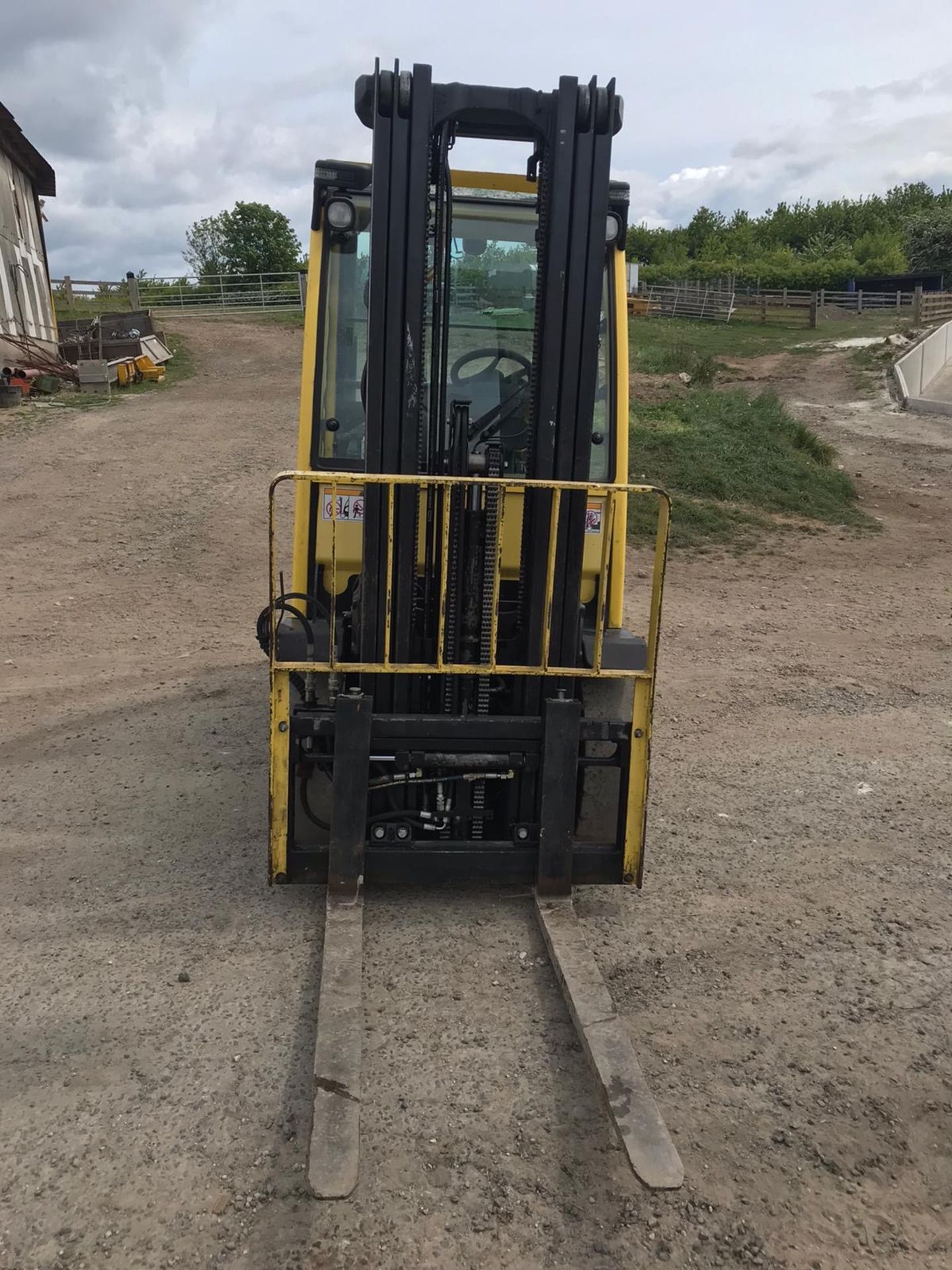 HYSTER H3.0FT FORKLIFT TRIPLE MAST, FREE LIFT, CONTAINER SPEC, RUNS, DRIVES AND LIFTS *PLUS VAT* - Image 3 of 11