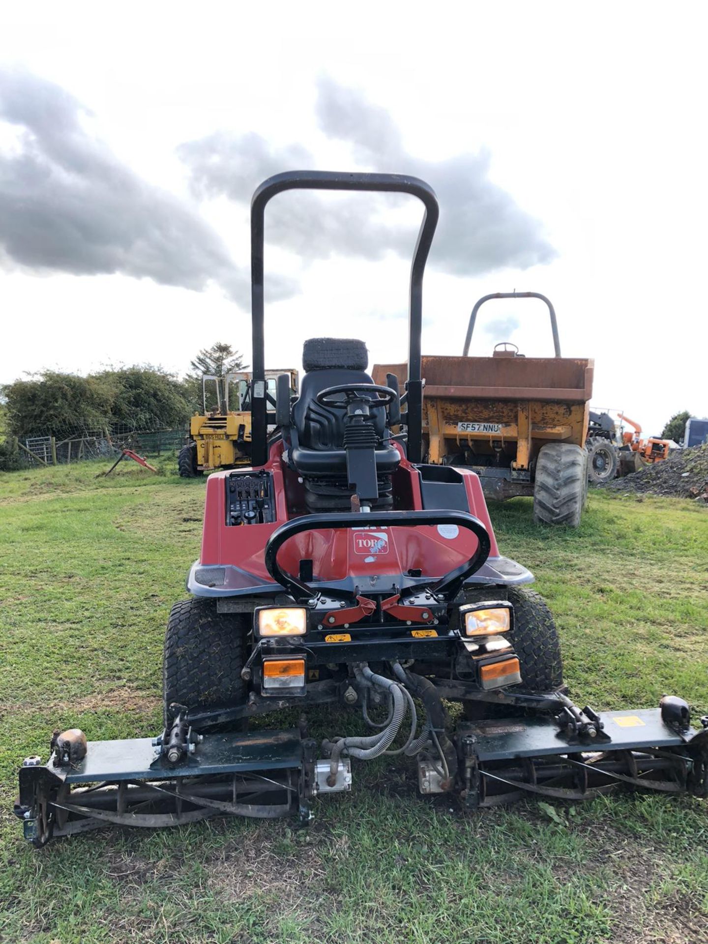 2012/12 REG TORO LT3240 RIDE ON DIESEL LAWNMOWER, 4 WHEEL DRIVE, RUNS, WORKS AND CUTS *PLUS VAT* - Image 2 of 6