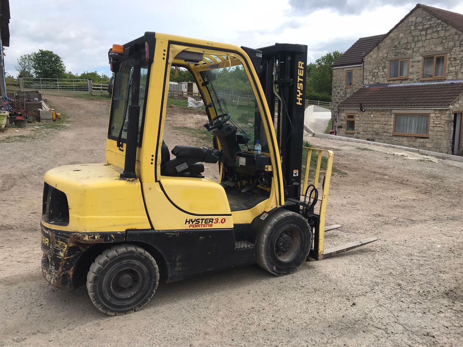 HYSTER H3.0FT FORKLIFT TRIPLE MAST, FREE LIFT, CONTAINER SPEC, RUNS, DRIVES AND LIFTS *PLUS VAT* - Image 5 of 11