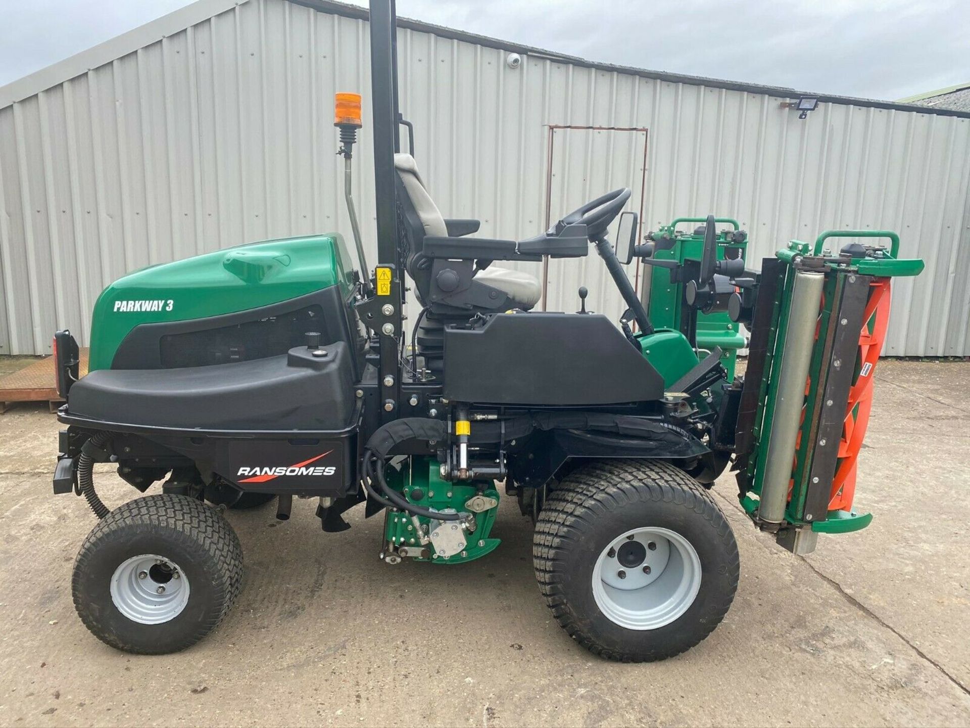 IMMACULATE! RANSOMES PARKWAY 3 TRIPLE CYLINDER MOWER, ONLY 953 HOURS, YEAR 2015, NEW CYLINDERS ETC - Image 4 of 10