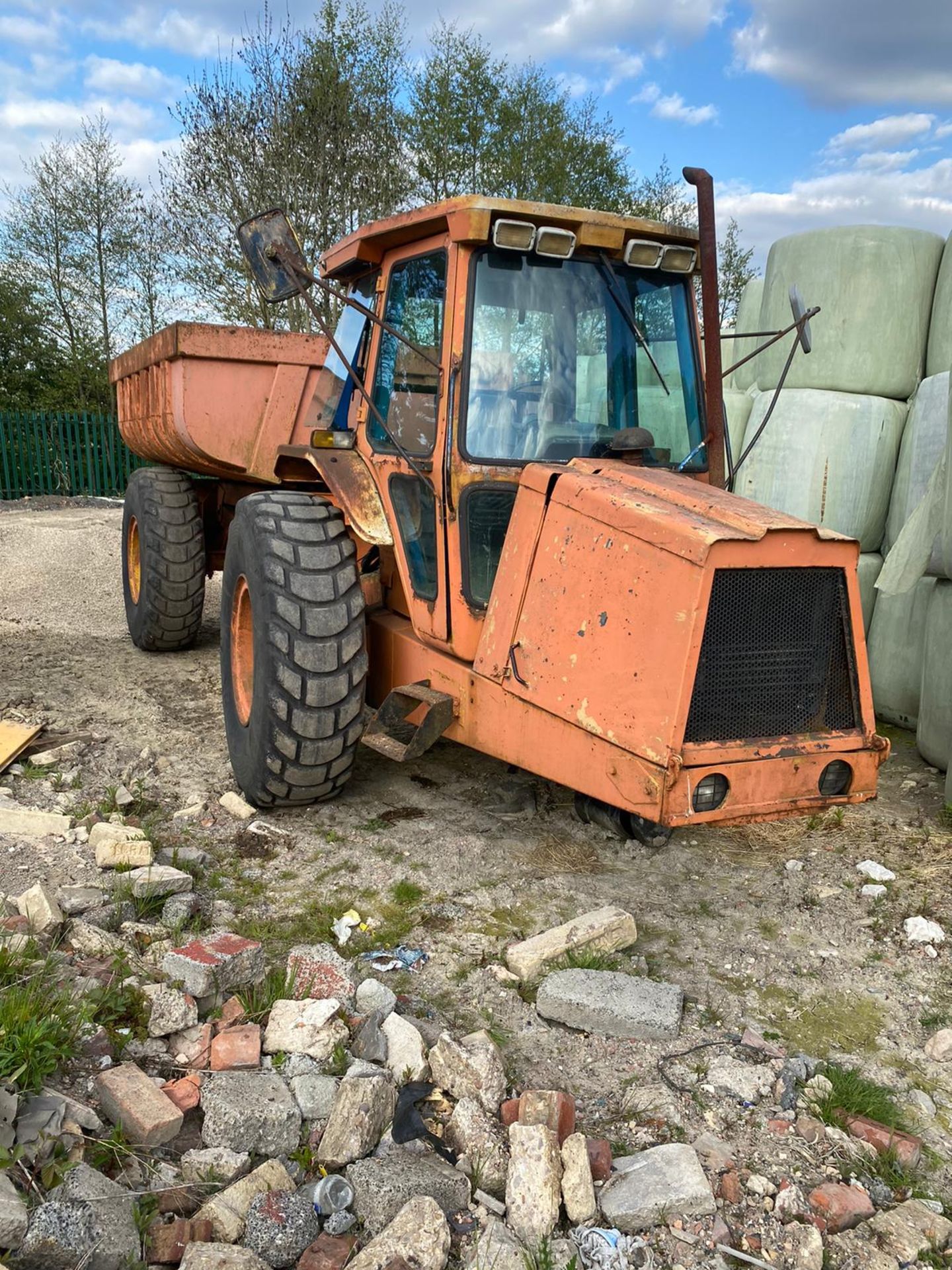 FORD TRACTOR DUMPER, RUNS, DRIVES AND TIPS *PLUS VAT*