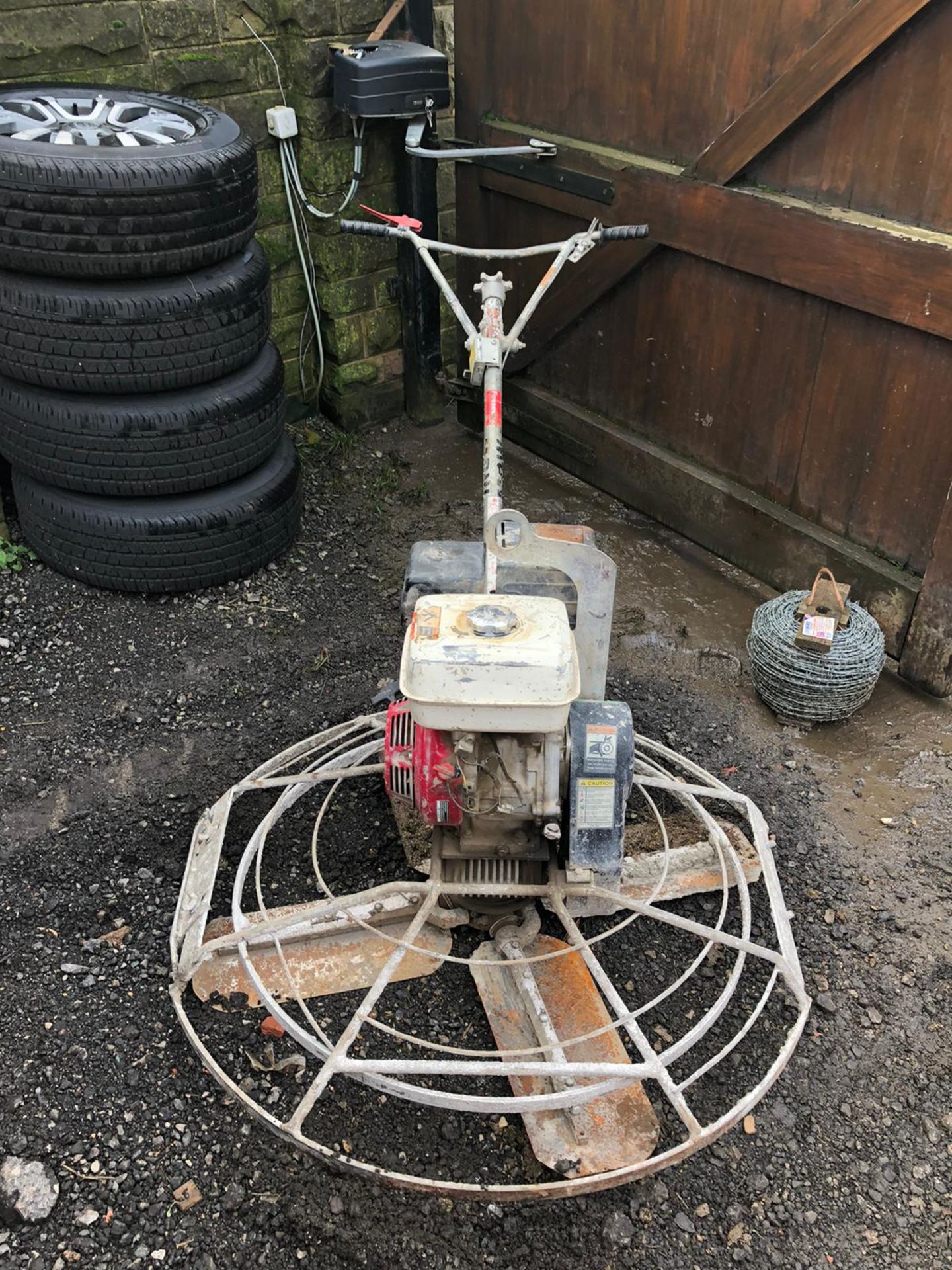 MBW CONCRETE POWER FLOAT SCREED, RUNS AND WORKS WELL, HONDA GX240 ENGINE *NO VAT* - Image 3 of 5