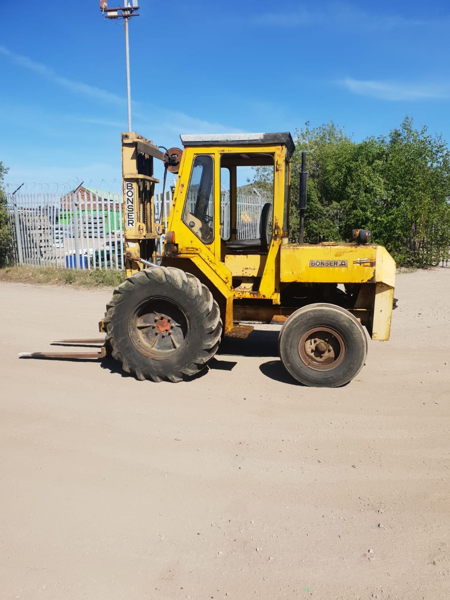 BONSER ALL TERRAIN FORKLIFT WITH SIDE SHIFT FORKS, RUNS, DRIVES AND LIFTS *NO VAT*