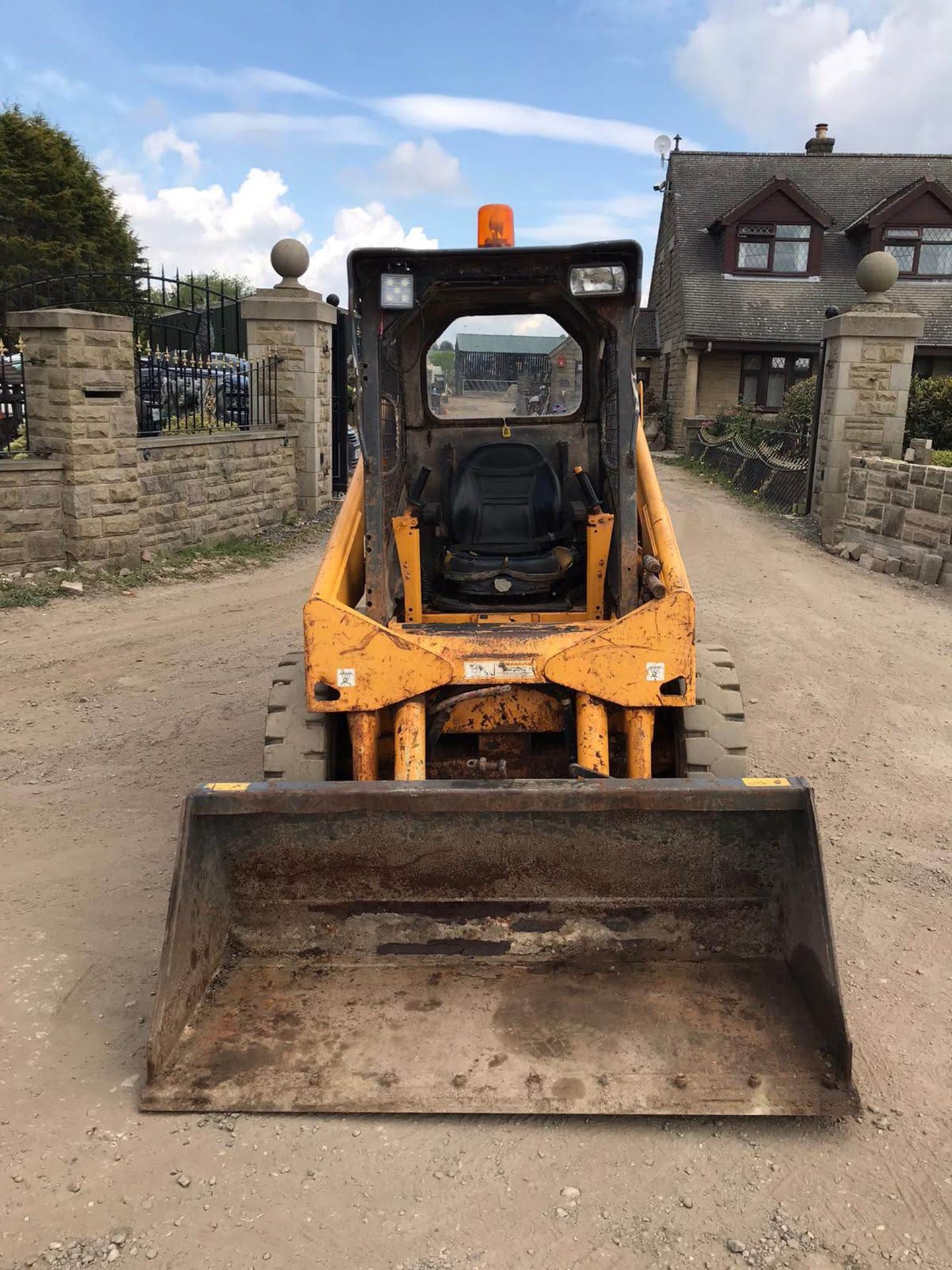 2000 MUSTANG SKIDSTEER LOADER, RUNS, DRIVES AND LIFTS, SHOWING 2085 HOURS *PLUS VAT* - Image 3 of 3