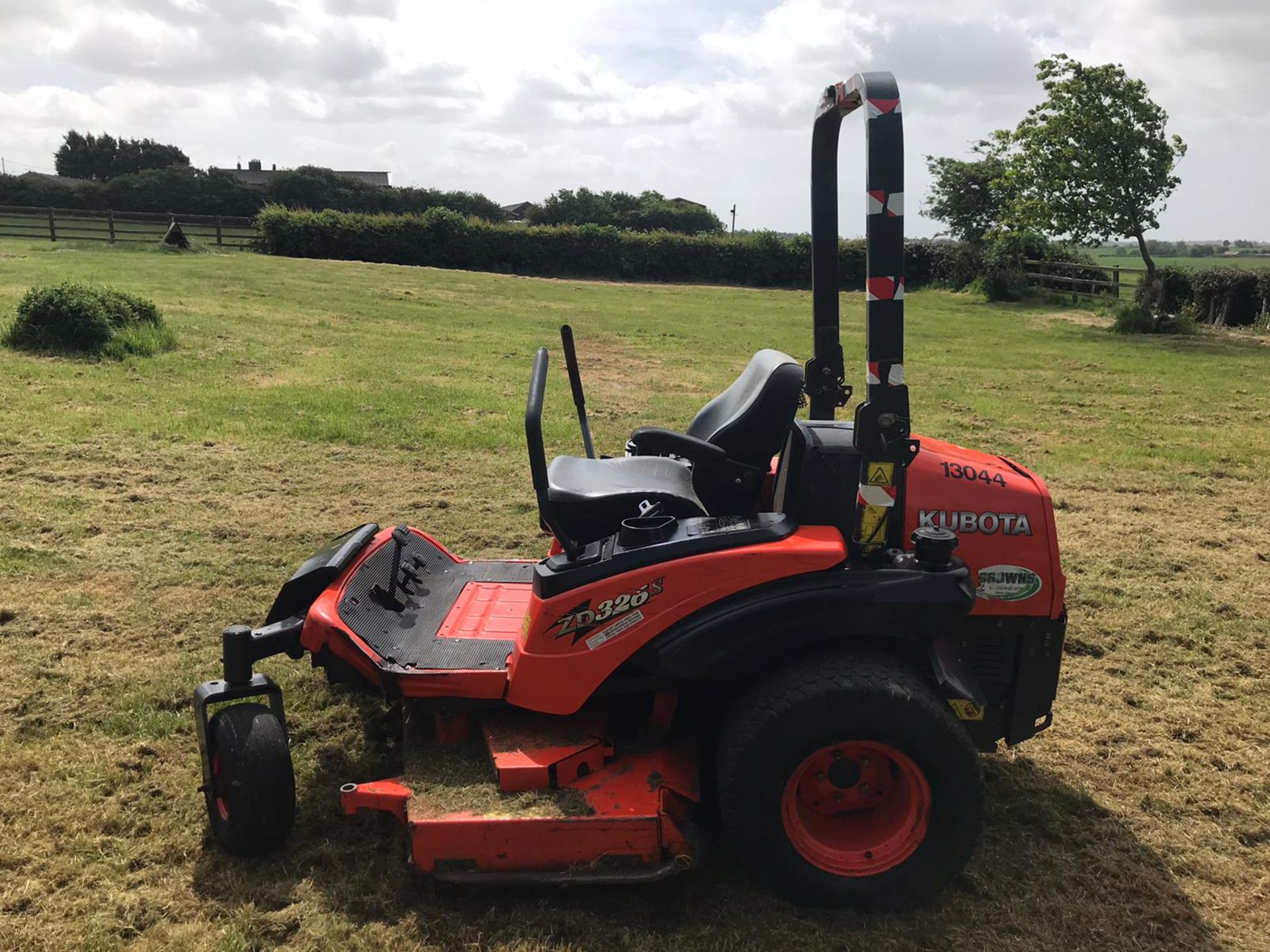 2013 KUBOTA ZD326 ZERO TURN RIDE ON LAWN MOWER, RUNS, DRIVES AND CUTS, 1020 HOURS *PLUS VAT* - Image 3 of 6