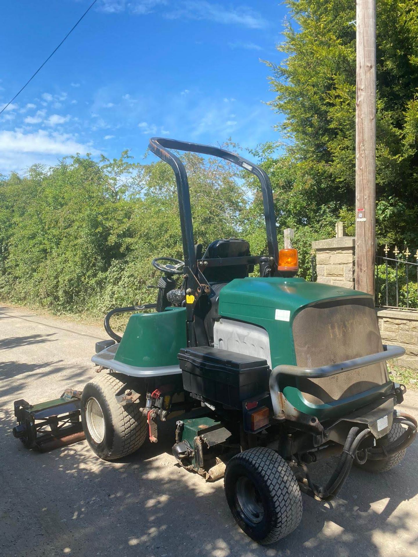 HAYTER 324 RIDE ON LAWN MOWER, 4 WHEEL DRIVE, 3-CYLINDER KUBOTA DIESEL ENGINE *PLUS VAT* - Image 2 of 5