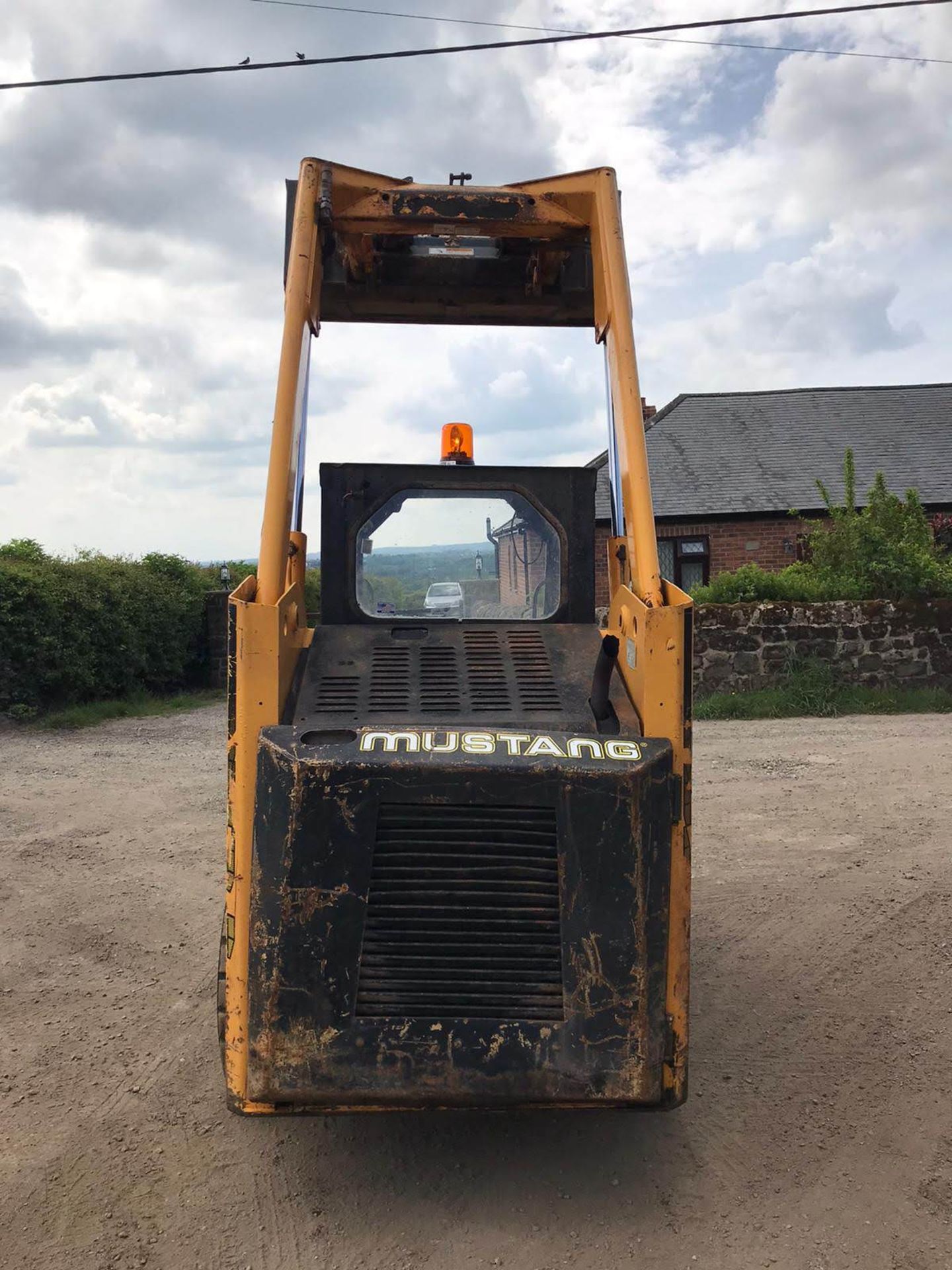 2000 MUSTANG SKIDSTEER LOADER, RUNS, DRIVES AND LIFTS, SHOWING 2085 HOURS *PLUS VAT* - Image 2 of 3