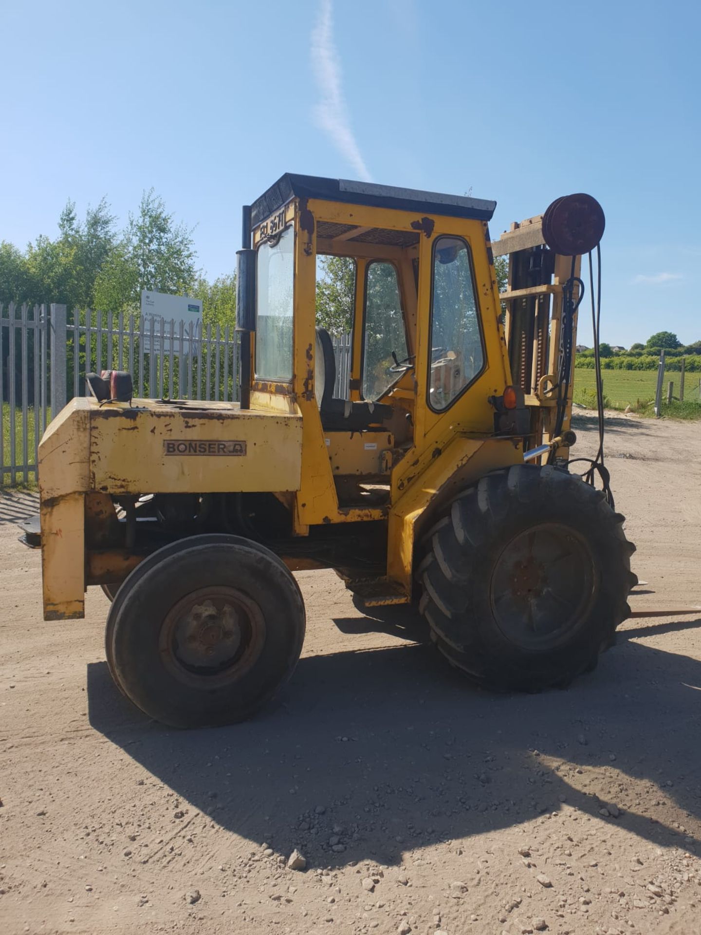 BONSER ALL TERRAIN FORKLIFT WITH SIDE SHIFT FORKS, RUNS, DRIVES AND LIFTS *NO VAT* - Image 6 of 9