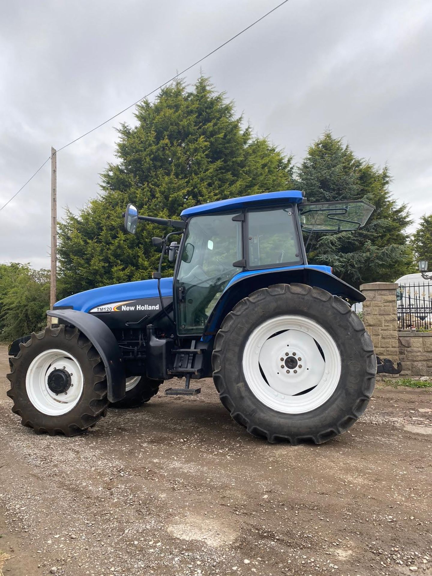 NEW HOLLAND TM120 TRACTOR, 4 WHEEL DRIVE, LOW HOURS ONLY 6128 GENUINE, MANUAL GEARBOX *PLUS VAT* - Image 4 of 10
