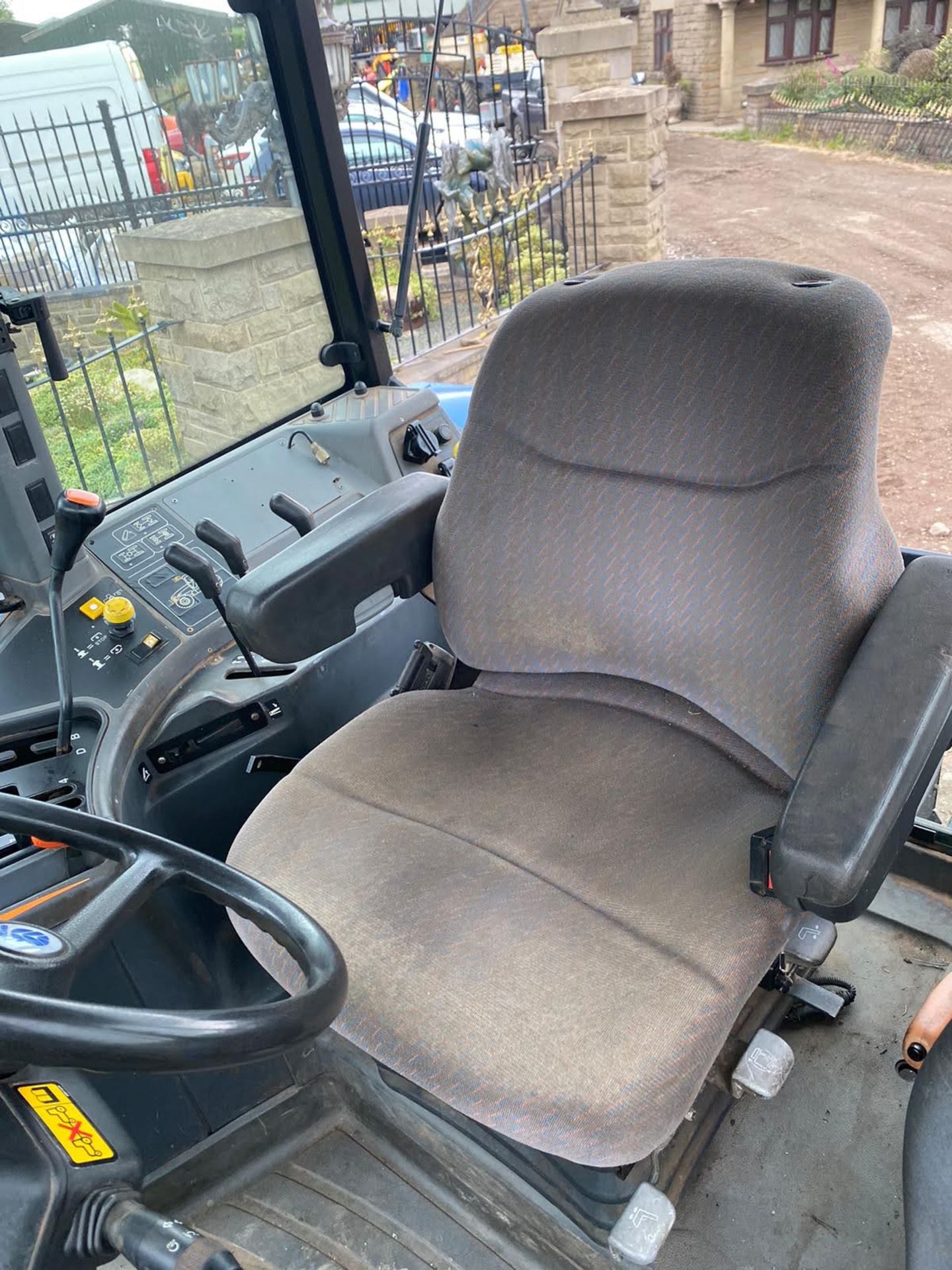 NEW HOLLAND TM120 TRACTOR, 4 WHEEL DRIVE, LOW HOURS ONLY 6128 GENUINE, MANUAL GEARBOX *PLUS VAT* - Image 7 of 10