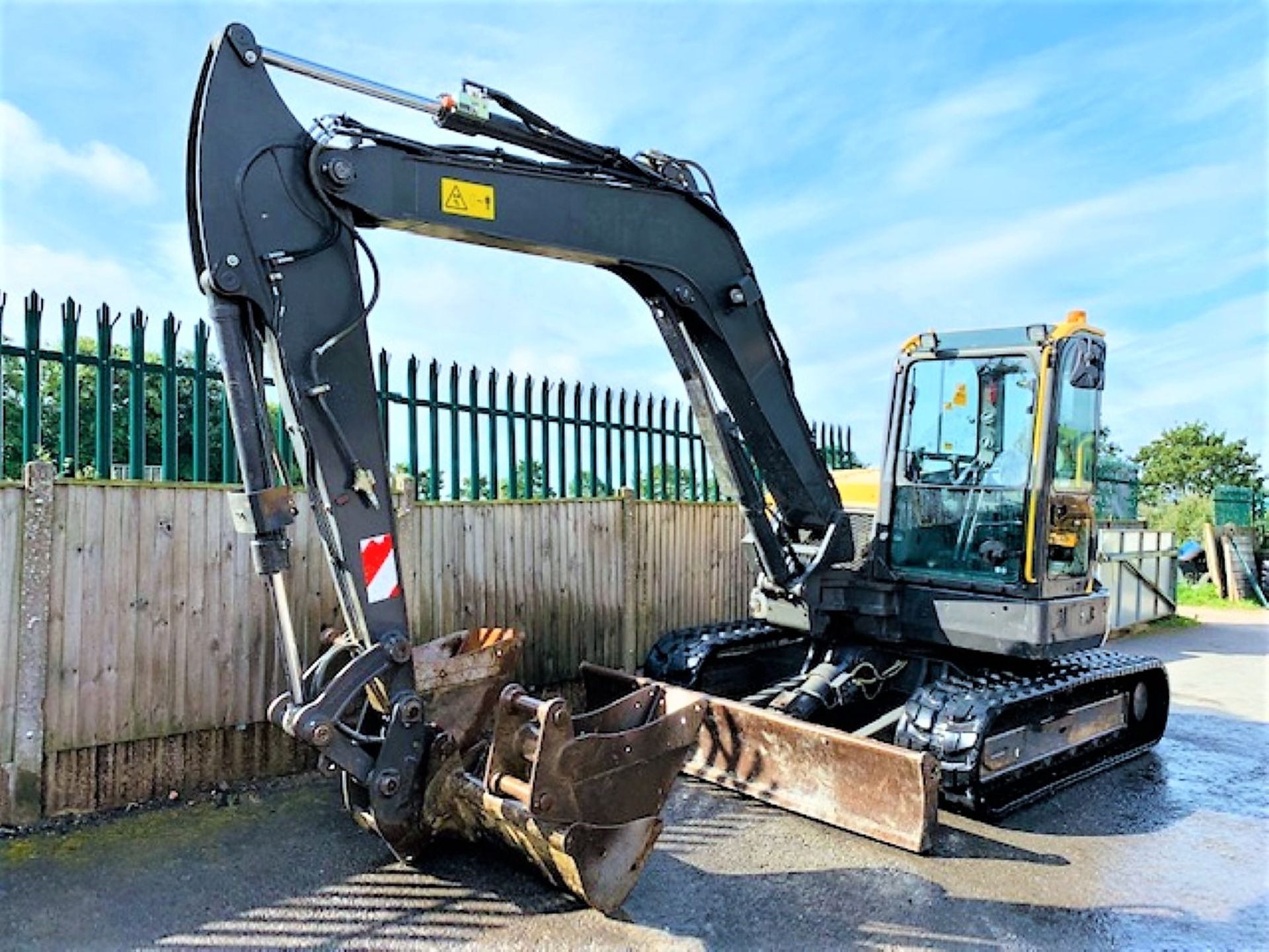 VOLVO ECR88D RUBBER TRACKED DIGGER / EXCAVATOR, YEAR 2015, 4148 HOURS, 3 X BUCKETS, AIR CON, RADIO - Image 2 of 17