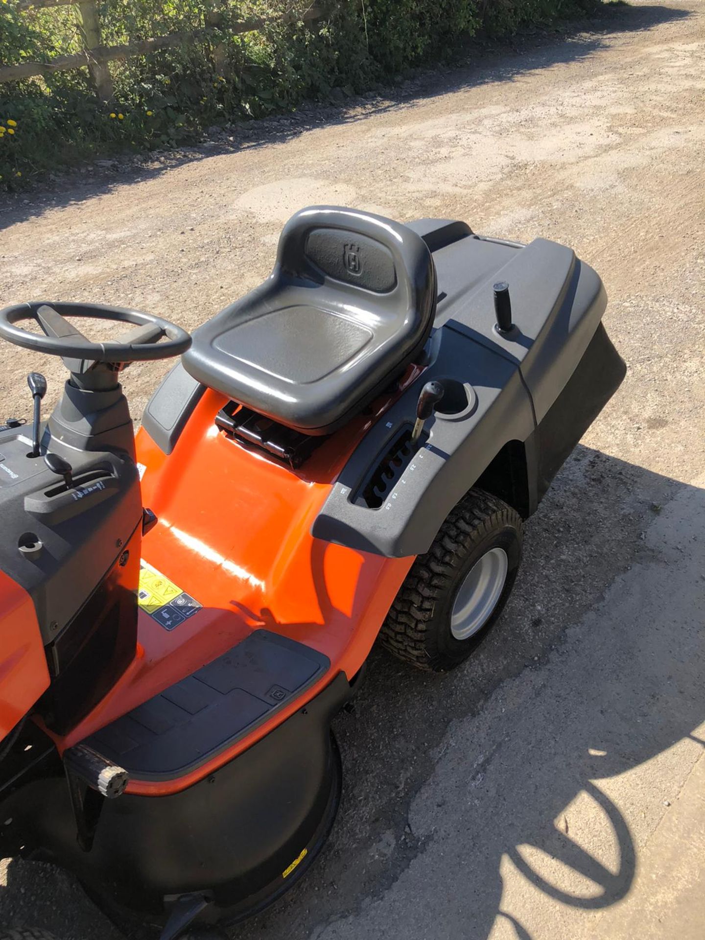 NEW / UNUSED HUSQVARNA TC138 RIDE ON LAWN MOWER *NO VAT* - Image 3 of 7