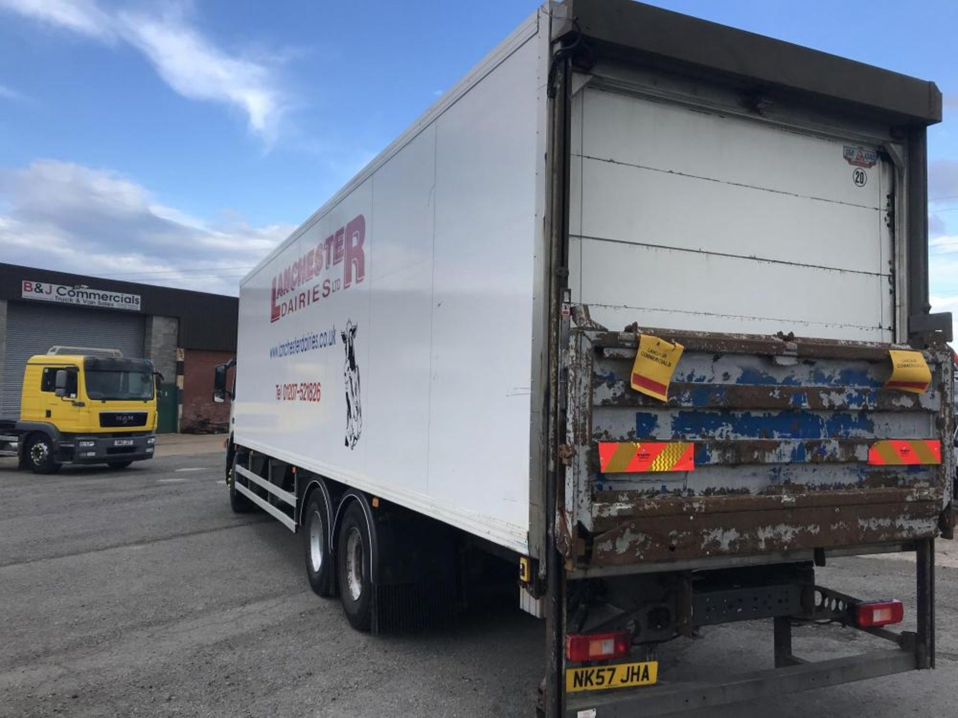 2008/57 REG VOLVO FM 300 6X2 FRIDGE BOX TRUCK WITH TAIL LIFT 10 TYRE MANUAL GEARBOX AIR CONDITIONING - Image 3 of 13