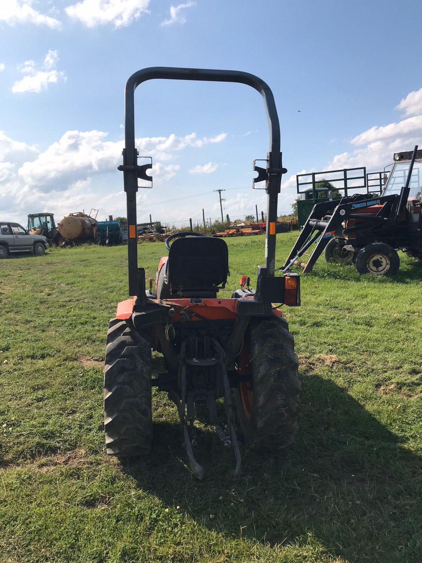 KUBOTA B2110 COMPACT TRACTOR, RUNS AND DRIVES, DOES WHAT IT SHOULD *PLUS VAT* - Image 2 of 4