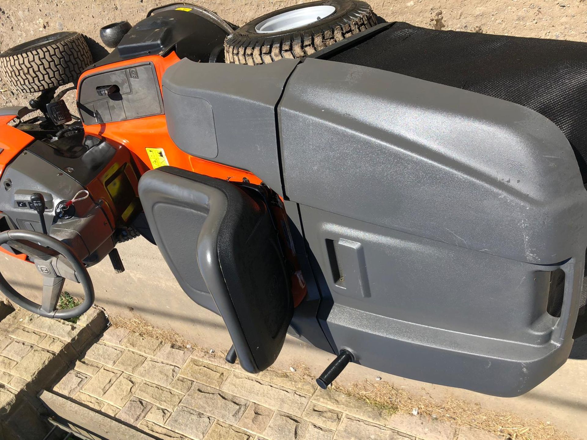 NEW / UNUSED HUSQVARNA TC138 RIDE ON LAWN MOWER *NO VAT* - Image 4 of 7