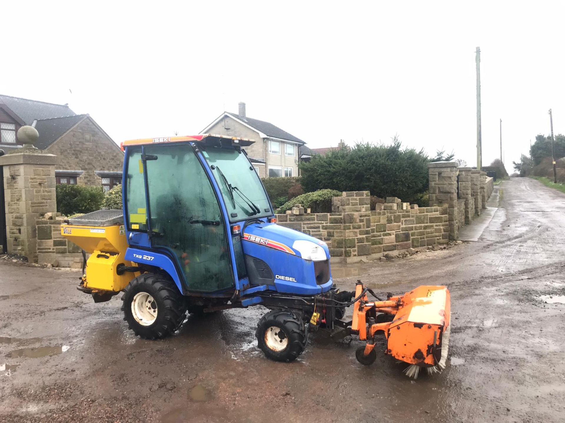 ISEKI TXG237 COMPACT TRACTOR, FULL GLASS CAB, ONLY 396 HOURS, YEAR 2011 *PLUS VAT*