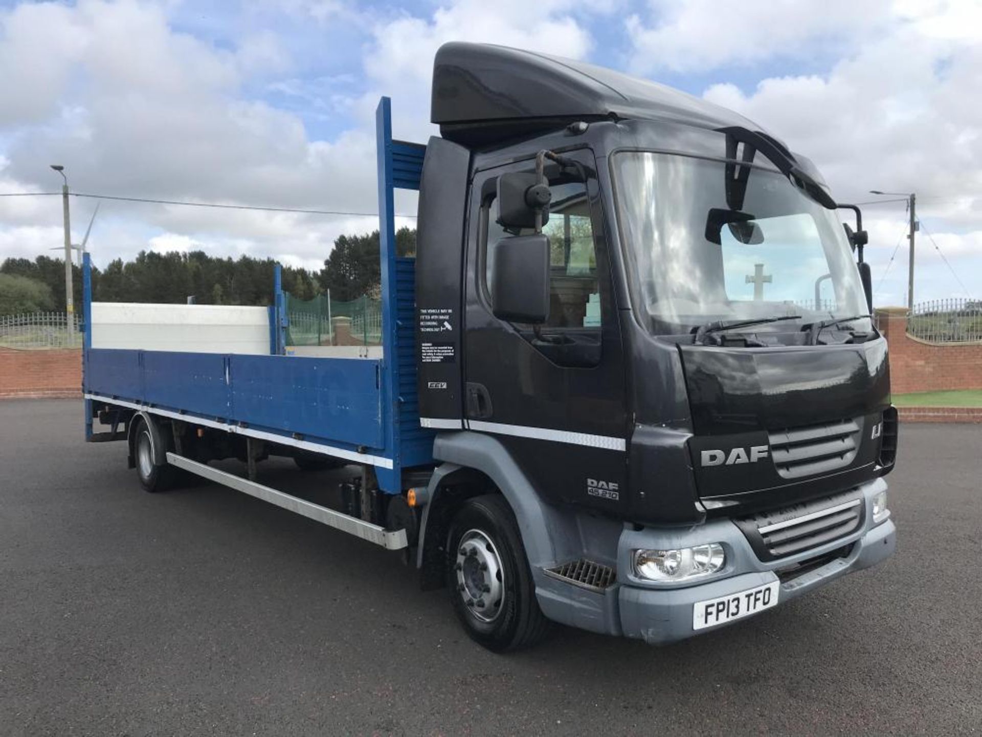 2013/13 REG DAF TRUCKS LF FA 45.210 12 TON ALLOY DROP SIDE TRUCK WITH TAIL LIFT 23FT AIR SUSPENSION - Image 2 of 14