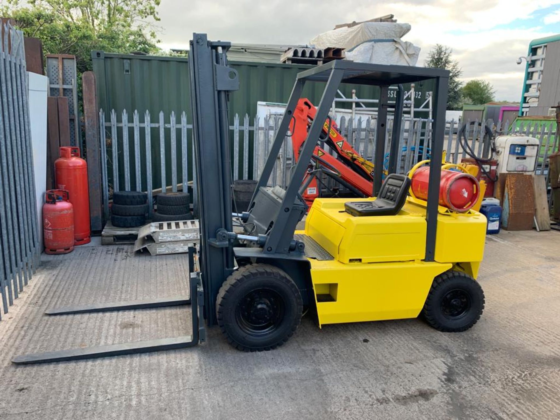 GAS POWERED YELLOW / BLACK BOSS FORKLIFT, RUNS, WORKS AND LIFTS *PLUS VAT* - Image 2 of 5