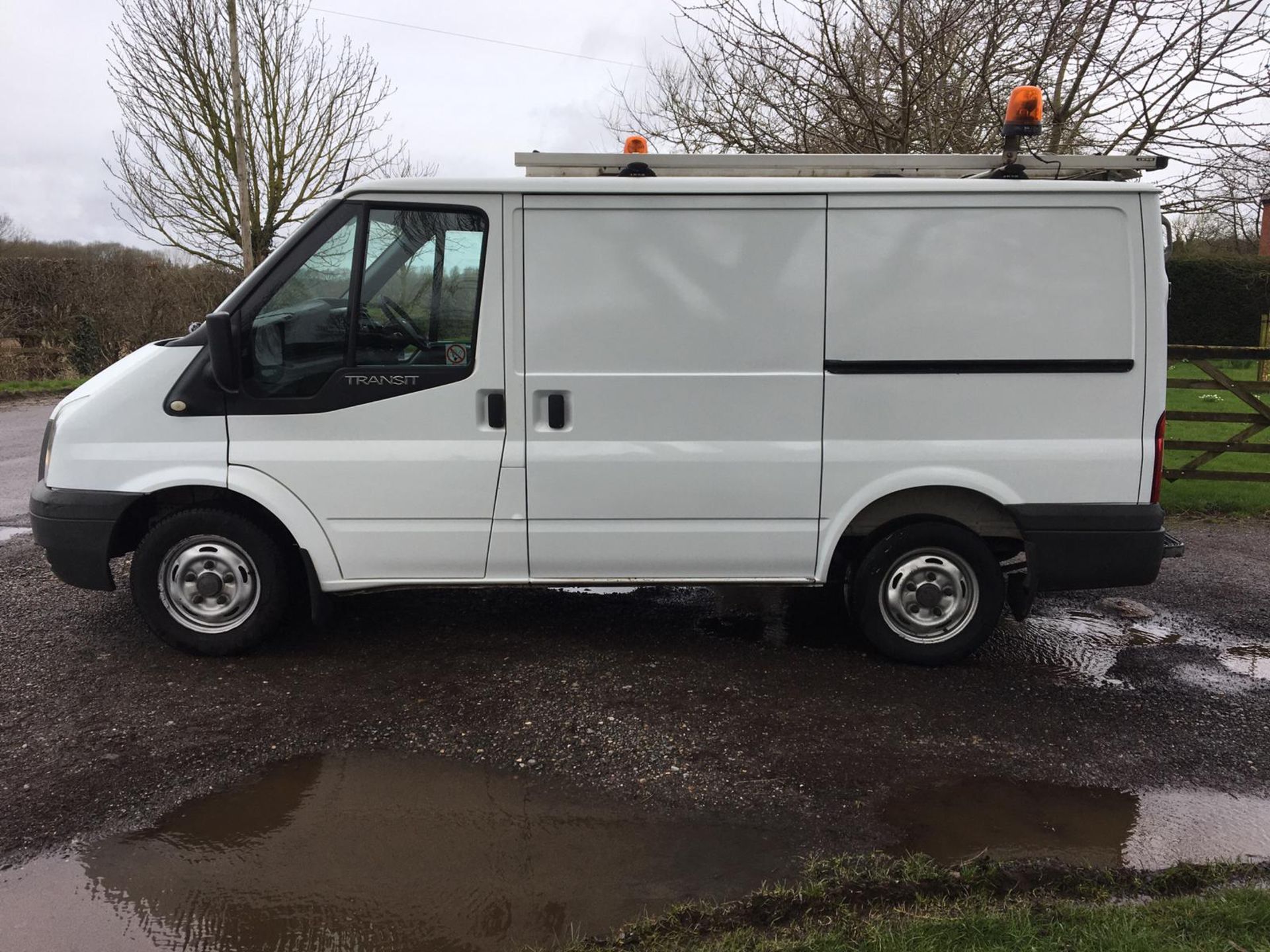 2012/62 REG FORD TRANSIT 100 T300 FWD 2.2 DIESEL PANEL VAN, SHOWING 0 FORMER KEEPERS *PLUS VAT* - Image 4 of 13