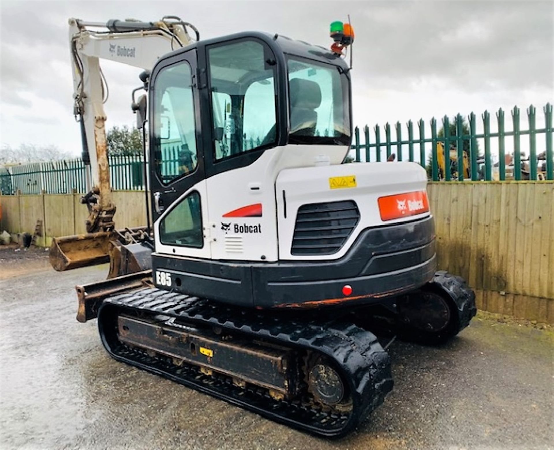 BOBCAT E85 RUBBER TRACKED DIGGER / EXCAVATOR, YEAR 2016, 3321 HOURS, AIR CON, 4 X BUCKETS *PLUS VAT* - Image 2 of 15