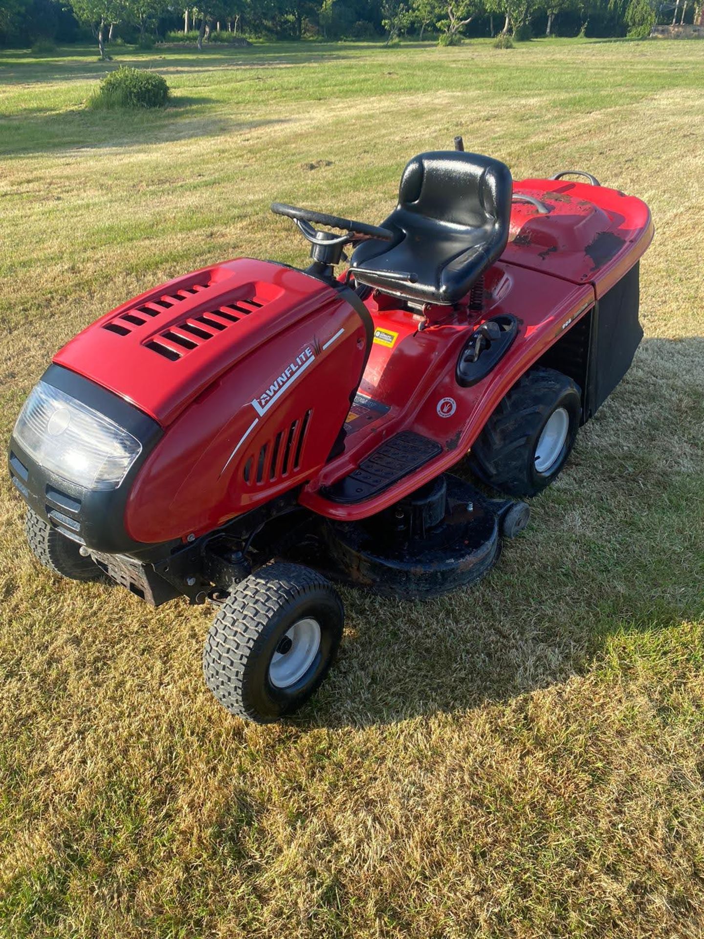LAWNFLITE 806 AUTODRIVE RIDE ON LAWN MOWER, RUNS, DRIVES AND CUTS *NO VAT* - Image 2 of 5