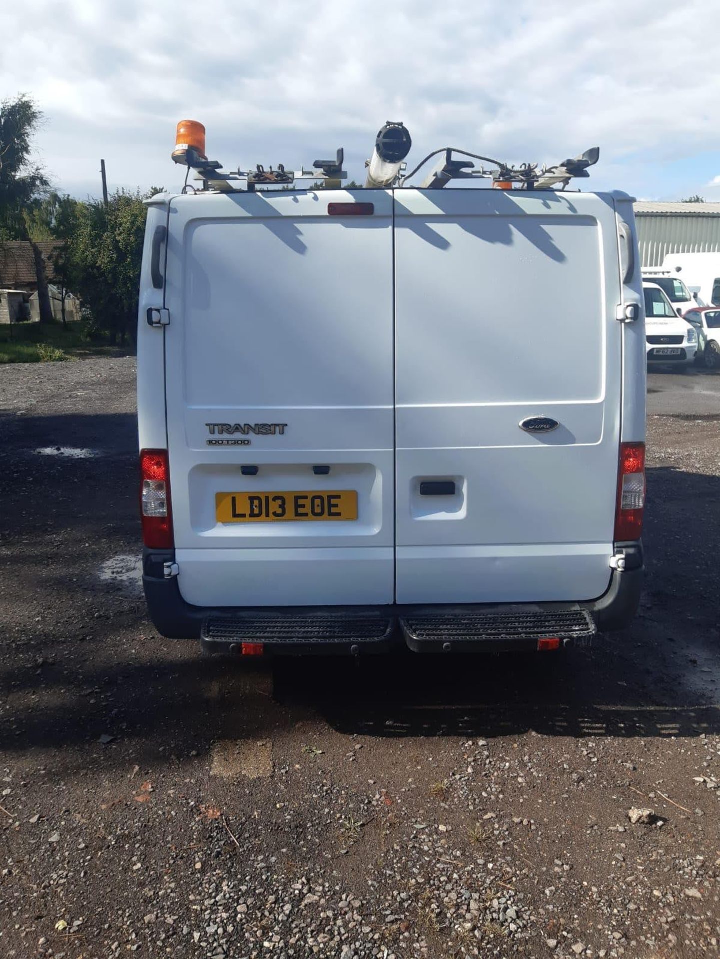 2013/13 REG FORD TRANSIT 100 T300 FWD 2.2 DIESEL WHITE PANEL VAN, SHOWING 0 FORMER KEEPER *PLUS VAT* - Image 3 of 8