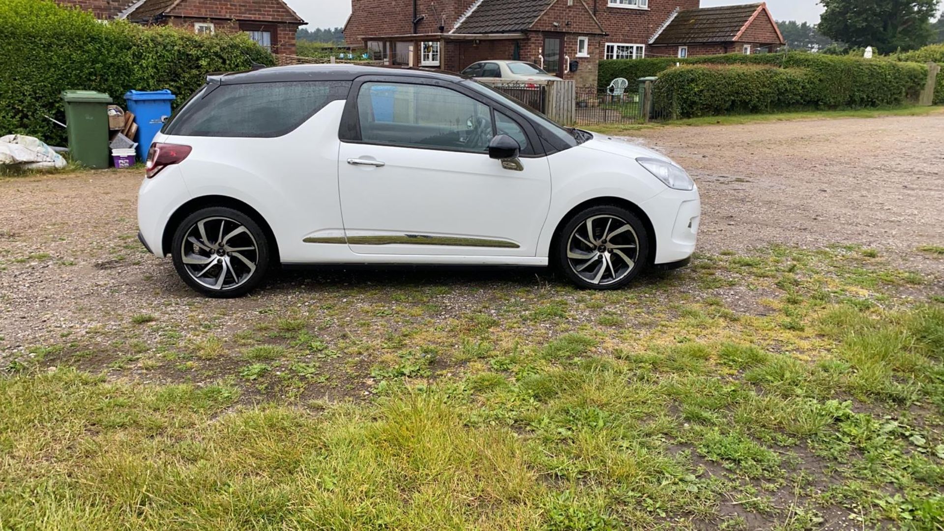 2015/65 REG CITROEN DS 3 BLUE HDI DSTYLE NAV 1.6 DIESEL WHITE 3DR HATCHBACK, SHOWING 2 FORMER KEEPER - Image 6 of 11