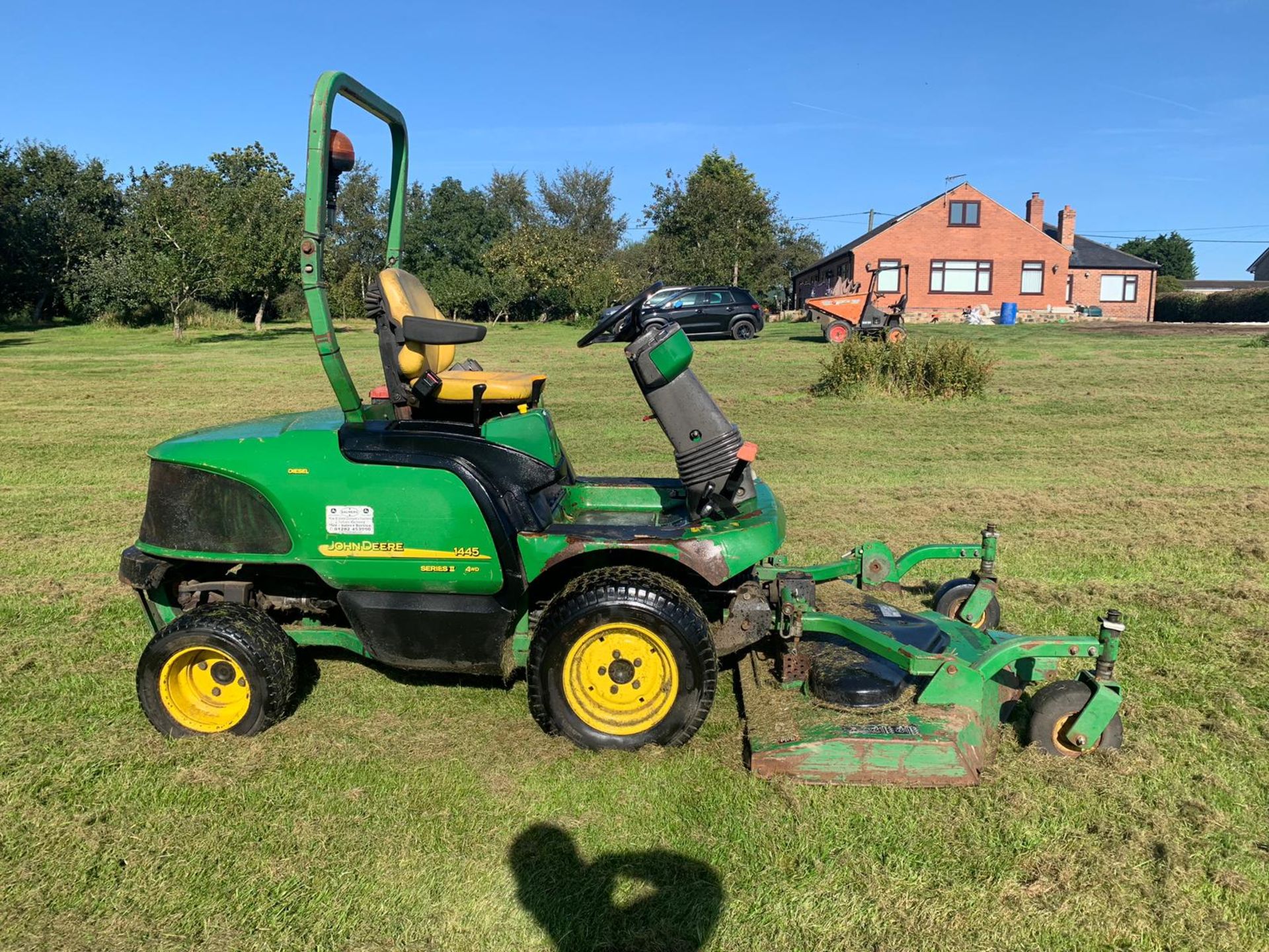 JOHN DEERE 1445 SERIES II 4WD RIDE ON DIESEL LAWN MOWER C/W OUT-FRONT ROTARY CUTTING DECK *PLUS VAT* - Image 3 of 14