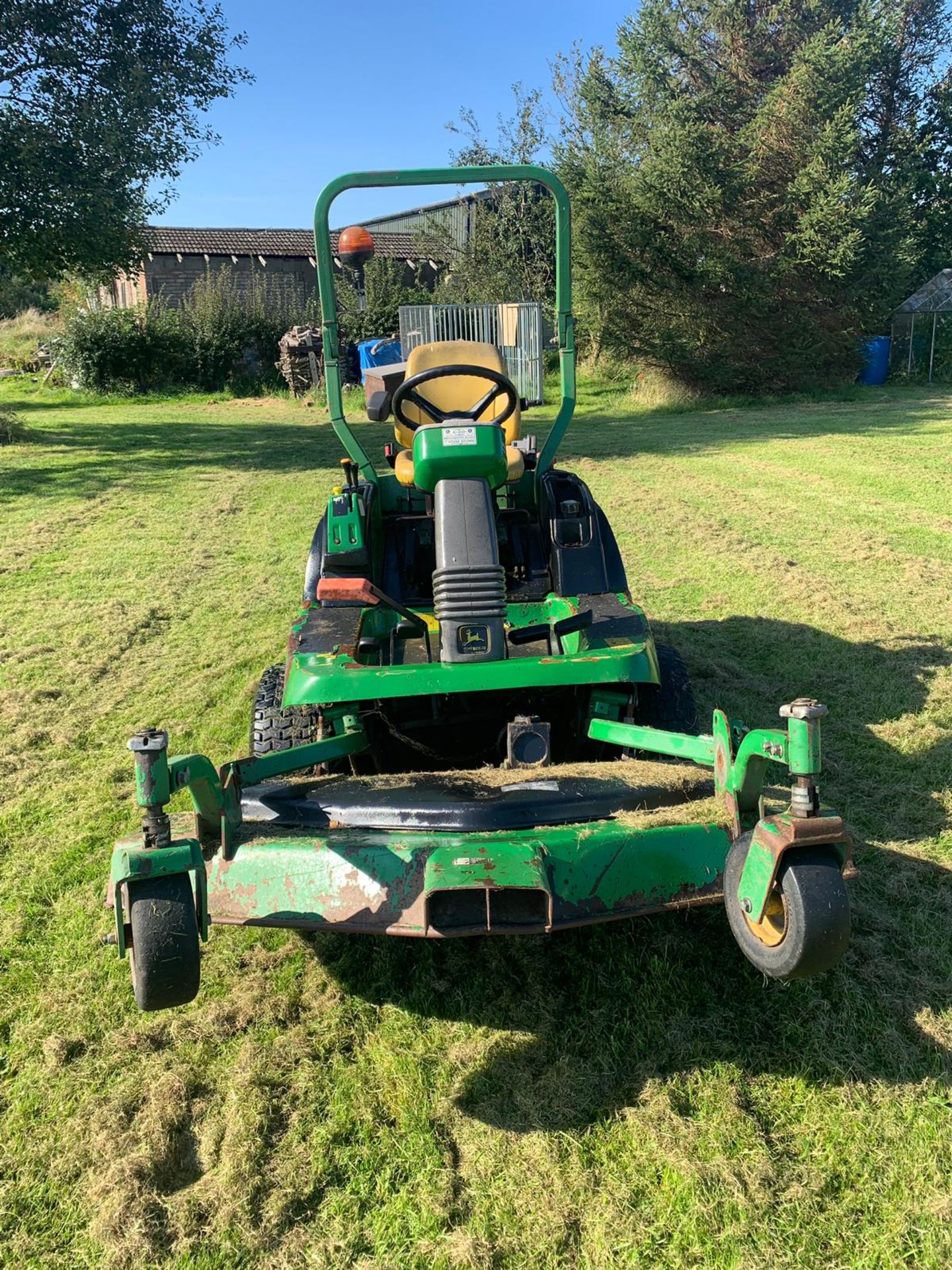 JOHN DEERE 1445 SERIES II 4WD RIDE ON DIESEL LAWN MOWER C/W OUT-FRONT ROTARY CUTTING DECK *PLUS VAT* - Image 4 of 14