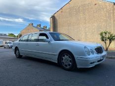 1999/V REG MERCEDES-BENZ 280E 2.8L WHITE LIMOUSINE, SHOWING 2 FORMER KEEPERS, 165,000 MILES *NO VAT*