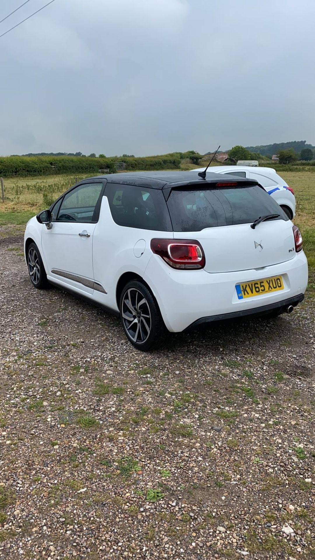 2015/65 REG CITROEN DS 3 BLUE HDI DSTYLE NAV 1.6 DIESEL WHITE 3DR HATCHBACK, SHOWING 2 FORMER KEEPER - Image 4 of 11