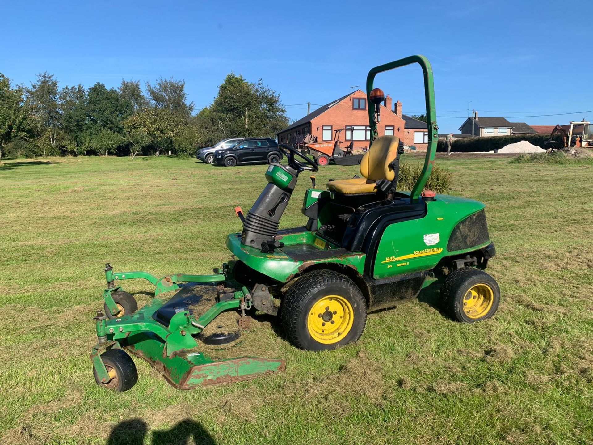 JOHN DEERE 1445 SERIES II 4WD RIDE ON DIESEL LAWN MOWER C/W OUT-FRONT ROTARY CUTTING DECK *PLUS VAT* - Image 6 of 14