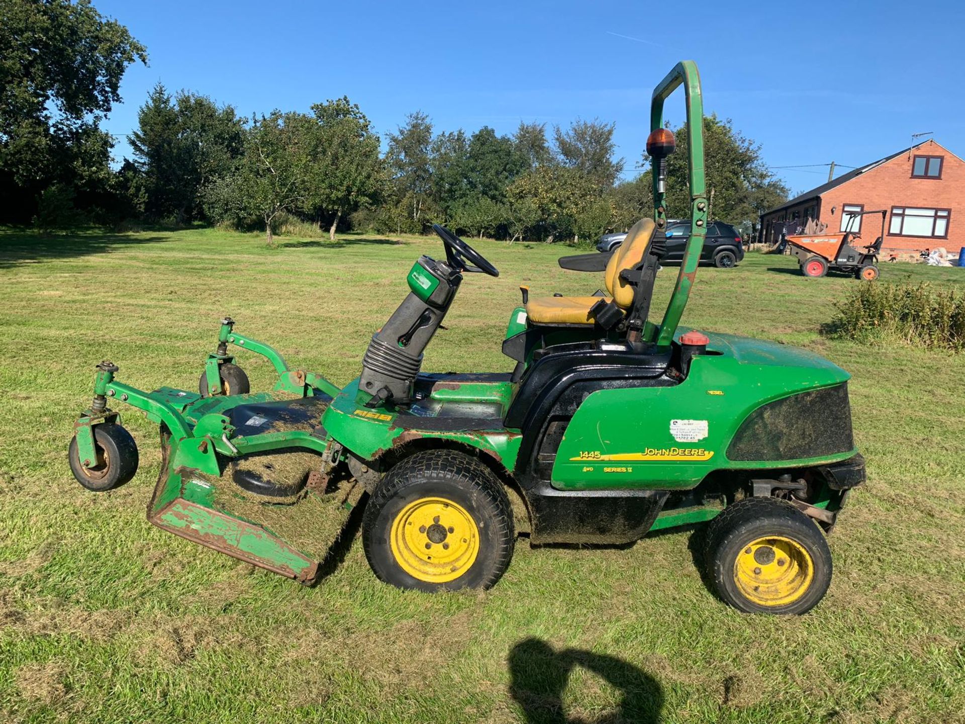JOHN DEERE 1445 SERIES II 4WD RIDE ON DIESEL LAWN MOWER C/W OUT-FRONT ROTARY CUTTING DECK *PLUS VAT* - Image 9 of 14
