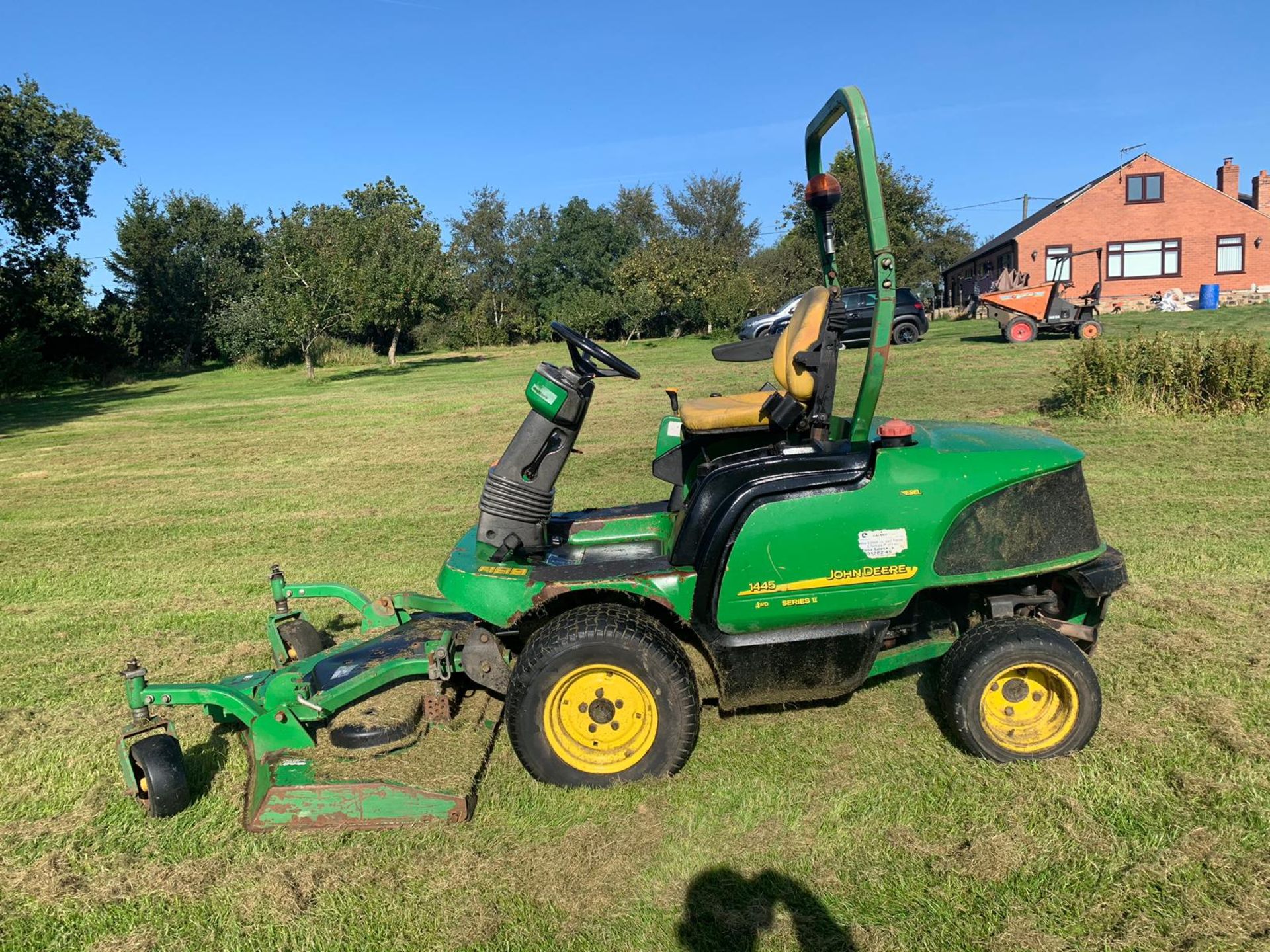 JOHN DEERE 1445 SERIES II 4WD RIDE ON DIESEL LAWN MOWER C/W OUT-FRONT ROTARY CUTTING DECK *PLUS VAT* - Image 5 of 14